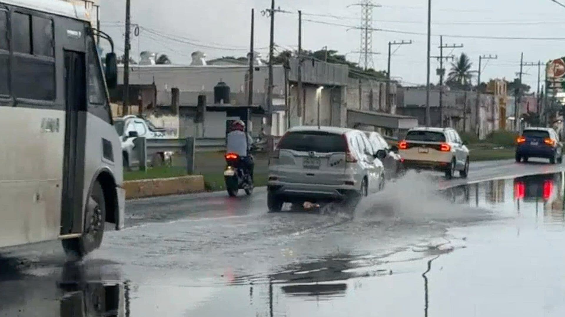 Encharcamientos y Baches Afectan Circulación a Conductores en la Carretera Veracruz Xalapa