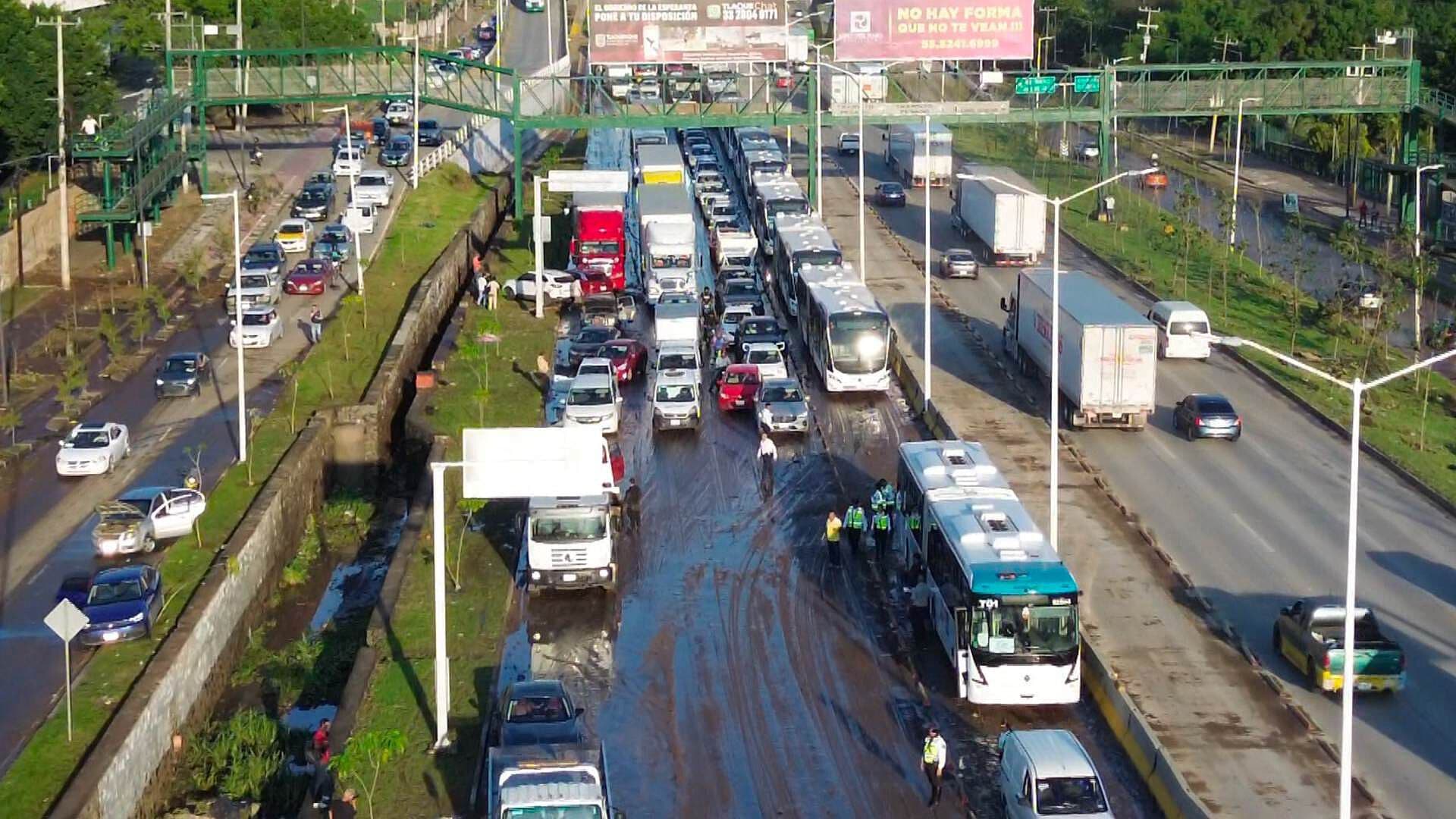 Video: Inundación Histórica en Tlaquepaque Deja 100 Vehículos Varados en Periférico Sur