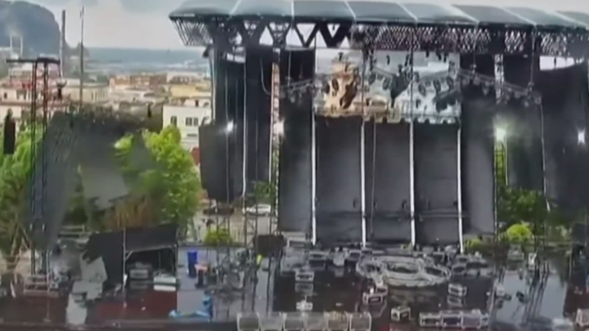 VIDEO: Enorme Escenario Colapsa por Vientos en Italia