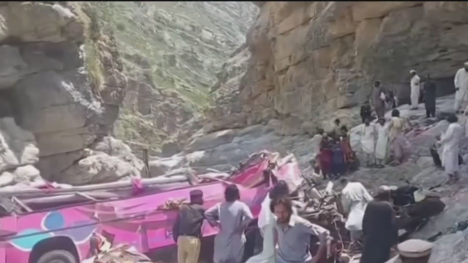 Autobús de Pasajeros Cae a Barranco; Reportan Varios Muertos y Heridos