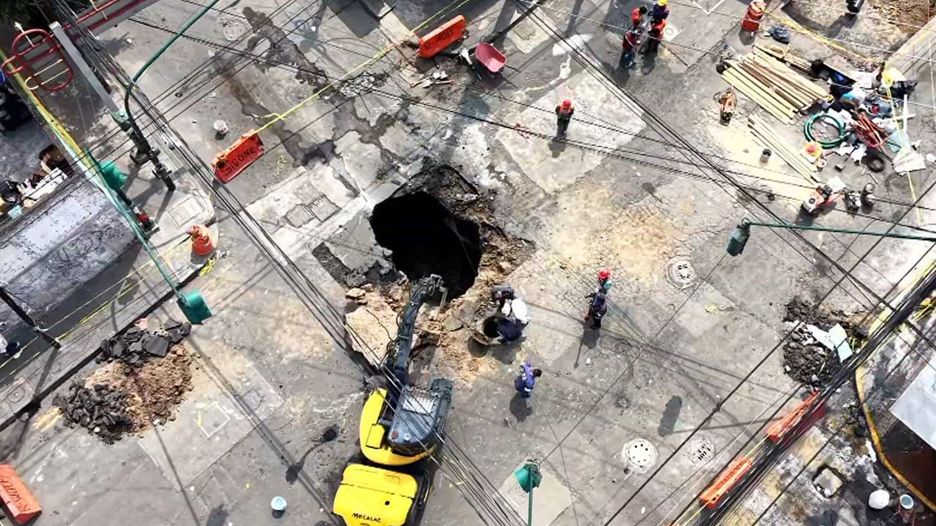 Desde el Aire; Así se ven las Obras para Reparar el Enorme Socavón en Ahuizotla