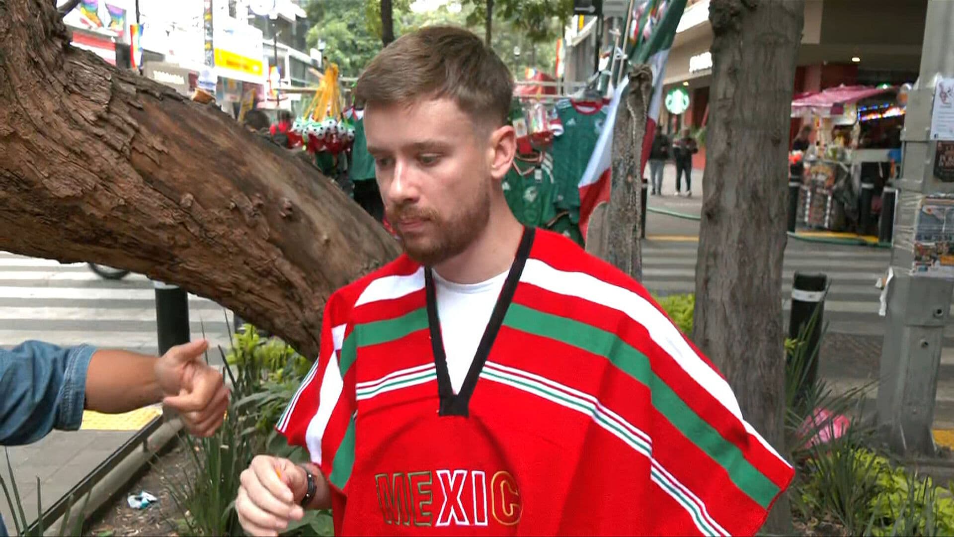¿Inglaterra Podrá vs México? Aficionado Inglés se Enfrenta al Reto de los Mangos Enchilados