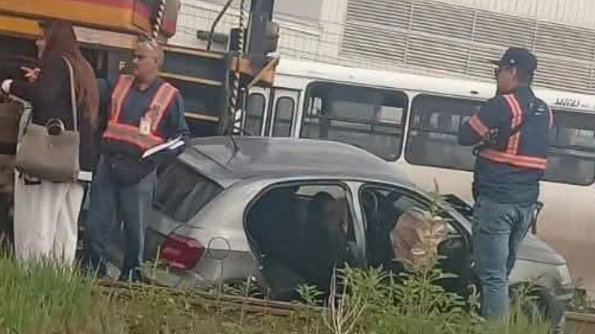 Conductora Sobrevive al Impacto del Tren Cuando Intentó Ganarle el Paso en Celaya, Guanajuato