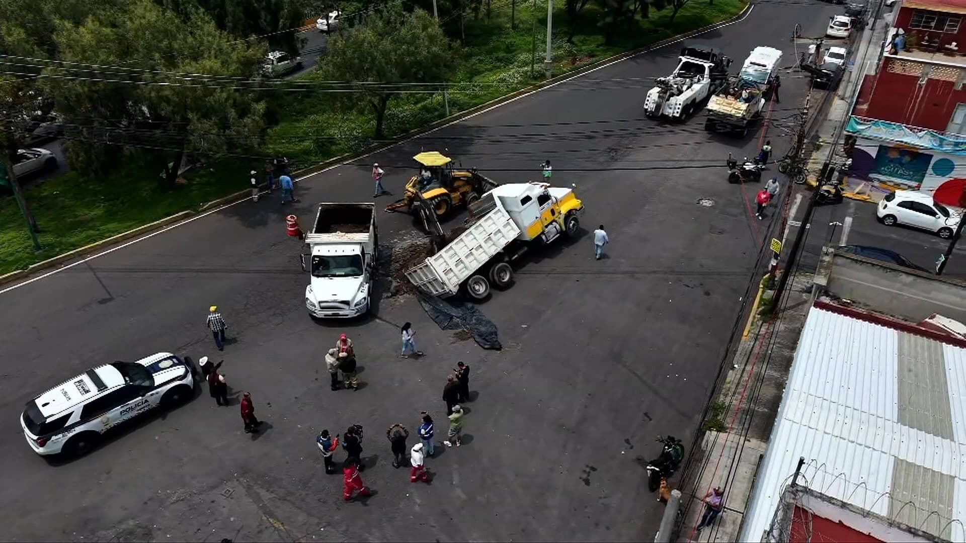 Así se Ve Desde el Aire la Caída de un Camión en Socavón de la Gustavo A. Madero, CDMX