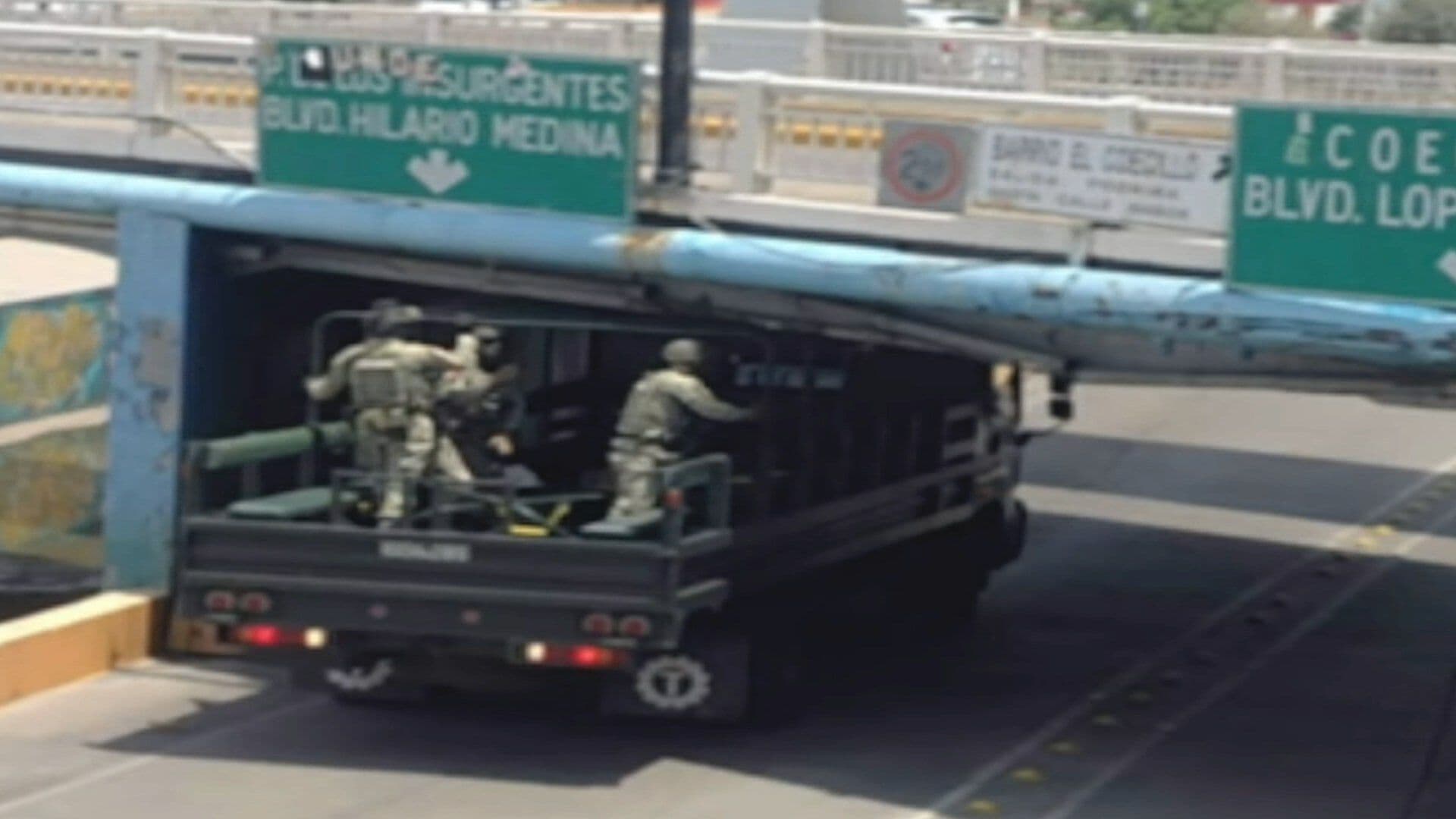 Camión de la Guardia Nacional se Atora al Pasar por el Malecón en León Guanajuato