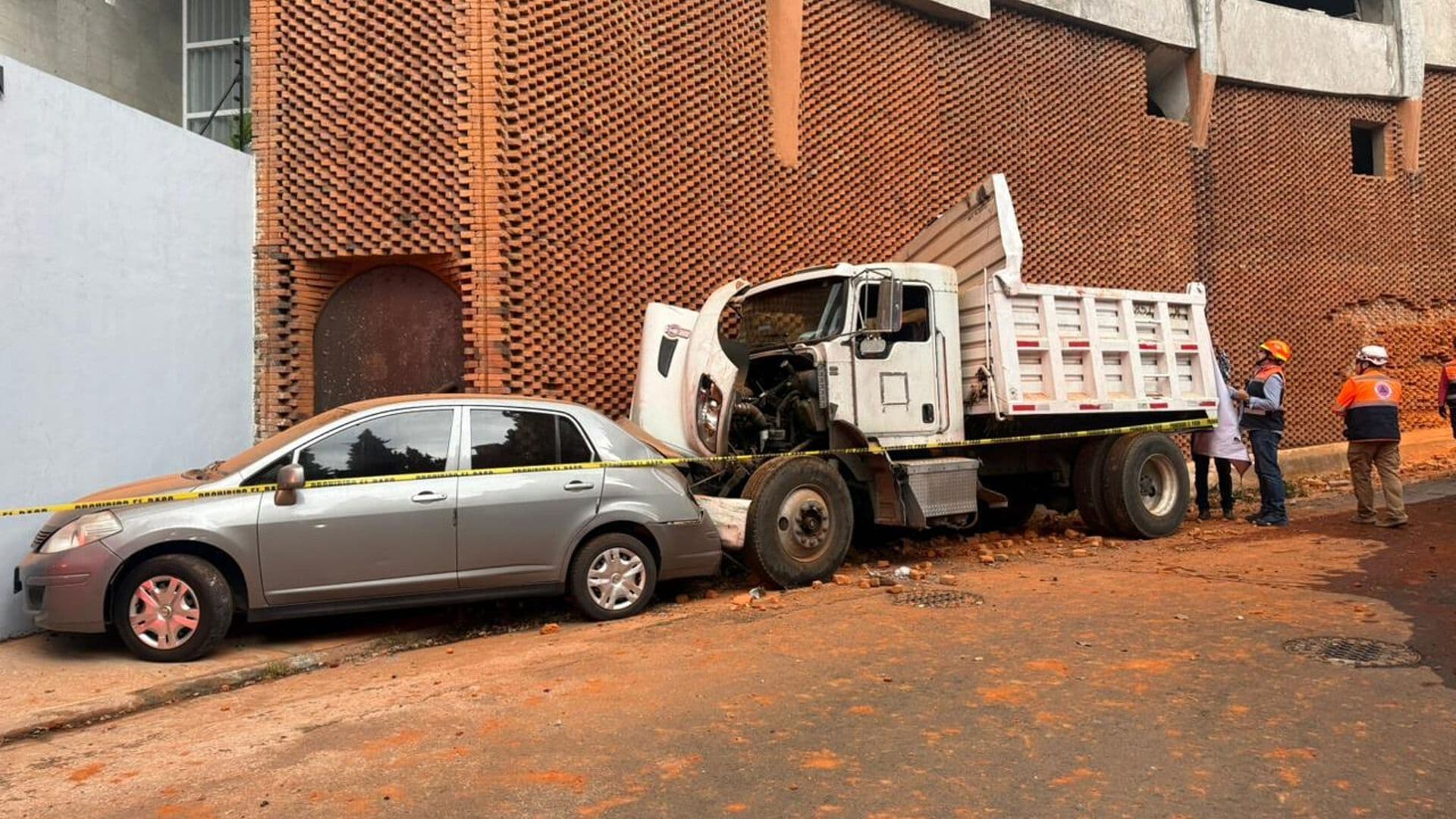 “No Agarraron los Frenos”: Camión Aplasta Autos en CDMX y Deja Siete Lesionados