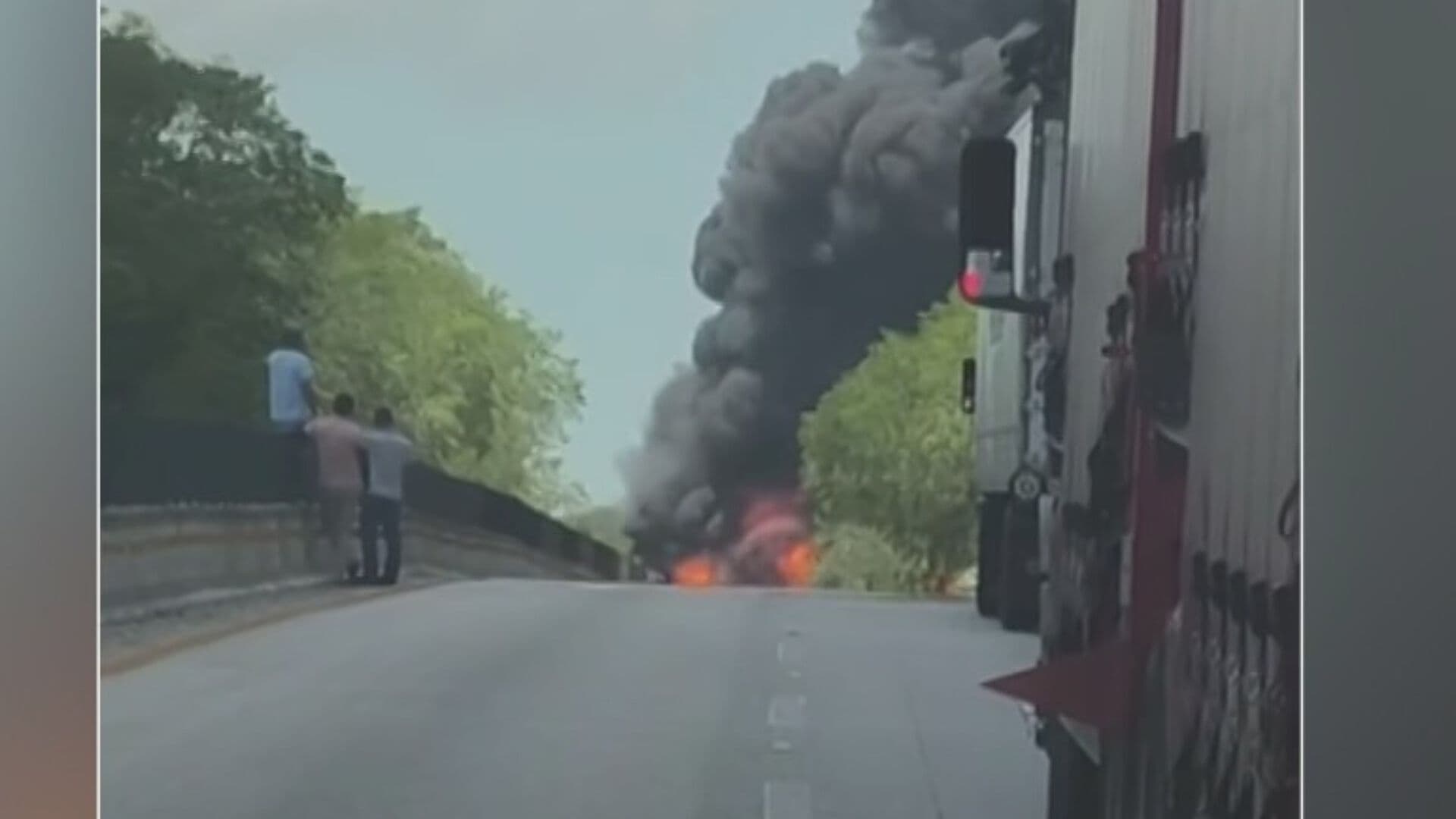 Infierno en Campeche: Choque de Pipa y Tráiler Provocan Fuerte Incendio