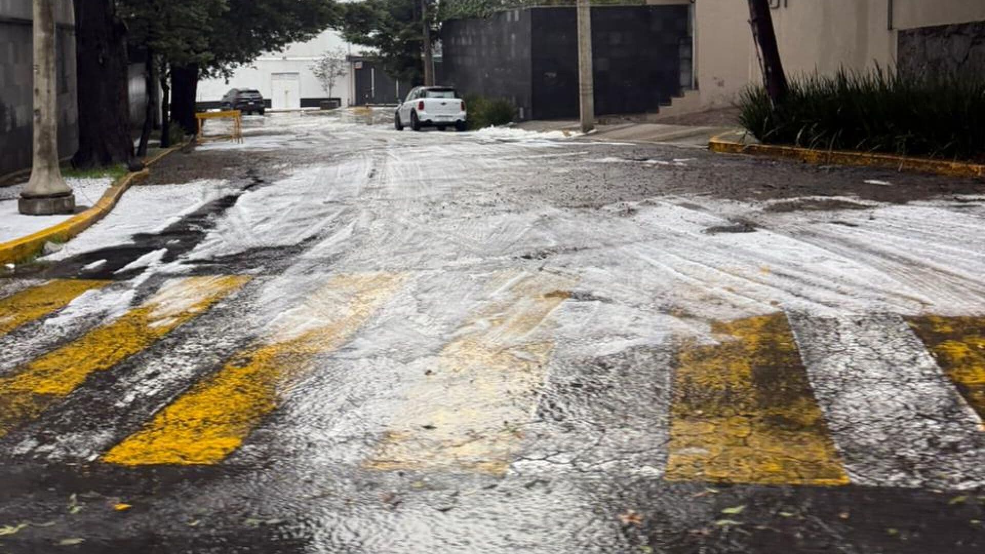 Tormenta con Granizada Cubre Huixquilucan; Se Forman Ríos de Hielo