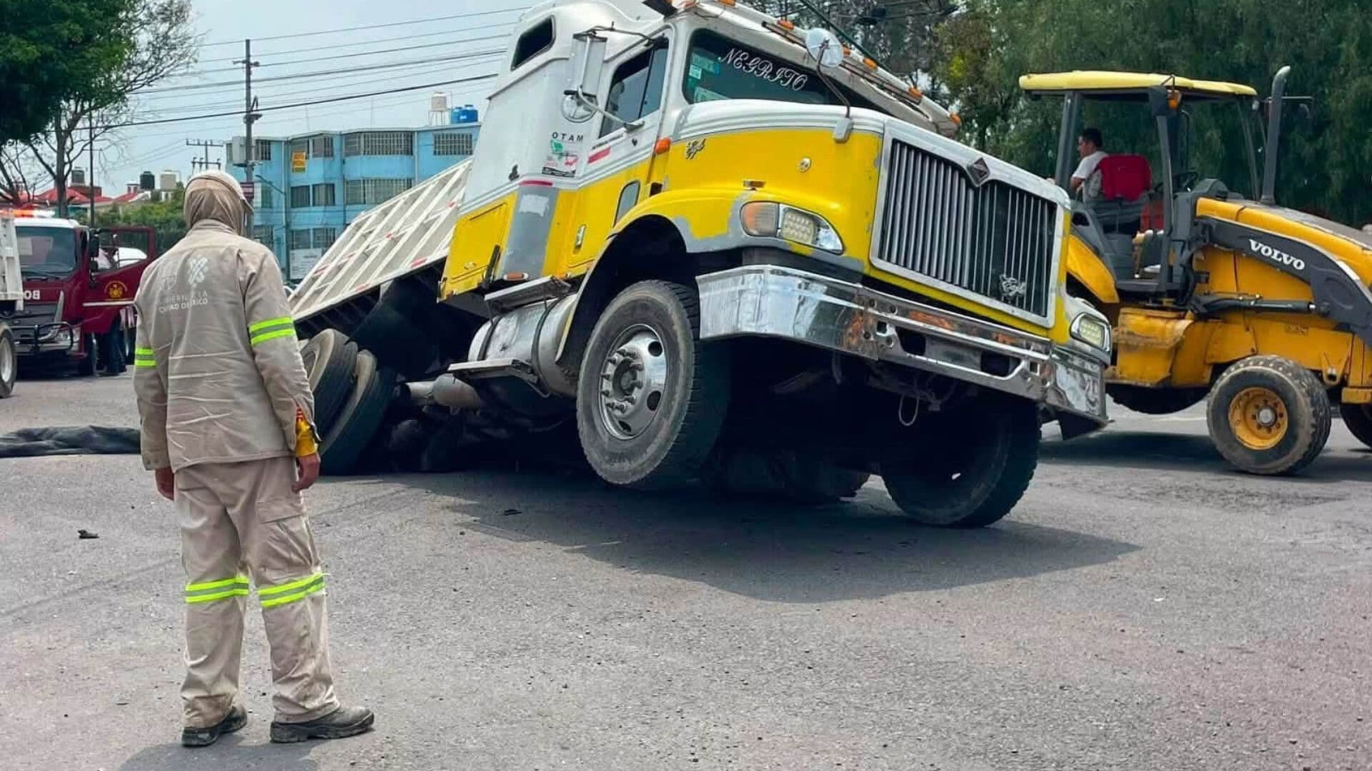 Se Abre Socavón y 'Se Traga' un Camión de Carga en la GAM; Así Fue Rescatado