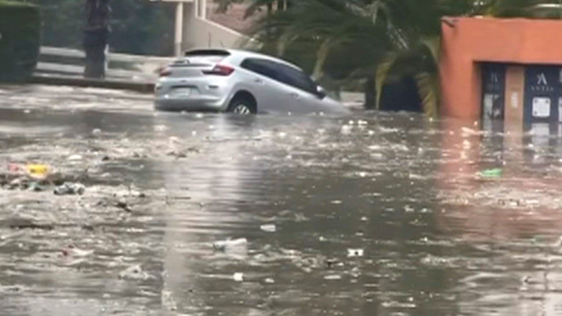Tormenta Azota Interlomas en Huixquilucan; Reportan Autos Flotando en Inundaciones