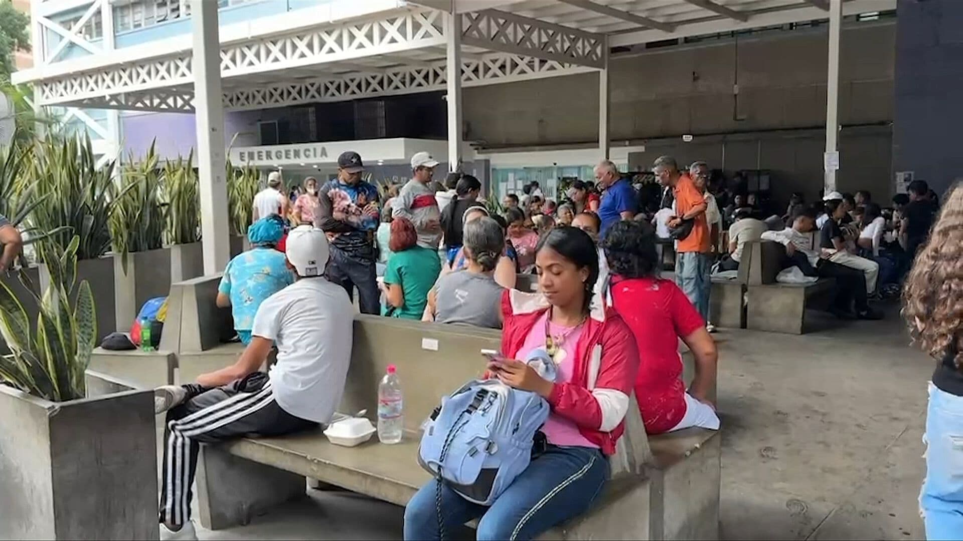 Venezolanos Recorren Hospitales, Albergues y Morgues para Encontrar a sus Seres Queridos
