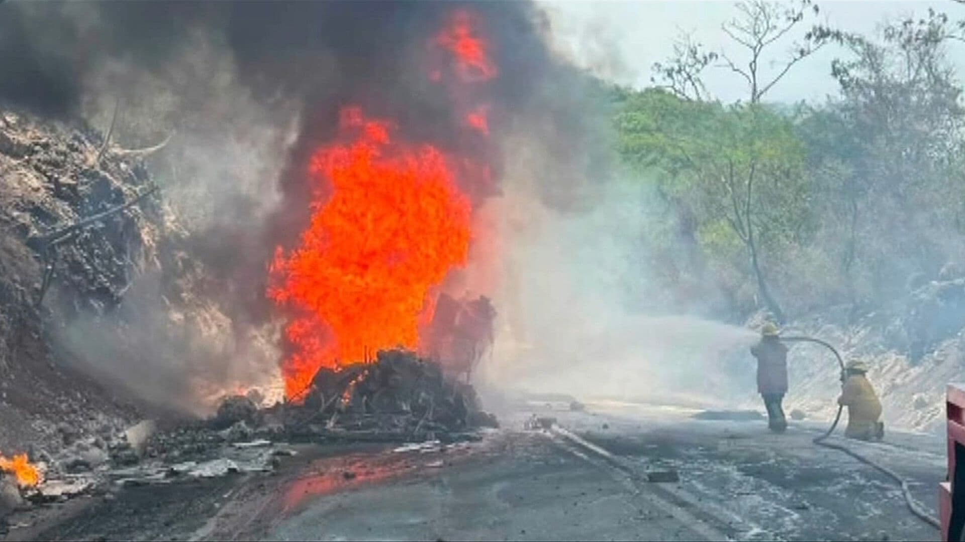 Pipa con Combustible Vuelca y se Incendia en la Carretera Iguala-Cuernavaca