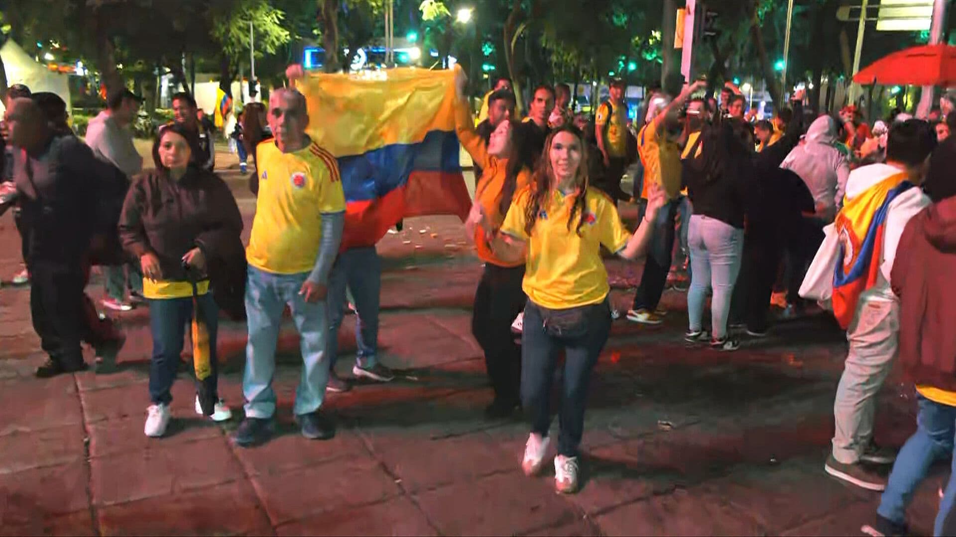 Afición de Colombia Toma el Ángel Tras Clasificar a Octavos Final en el Mundial