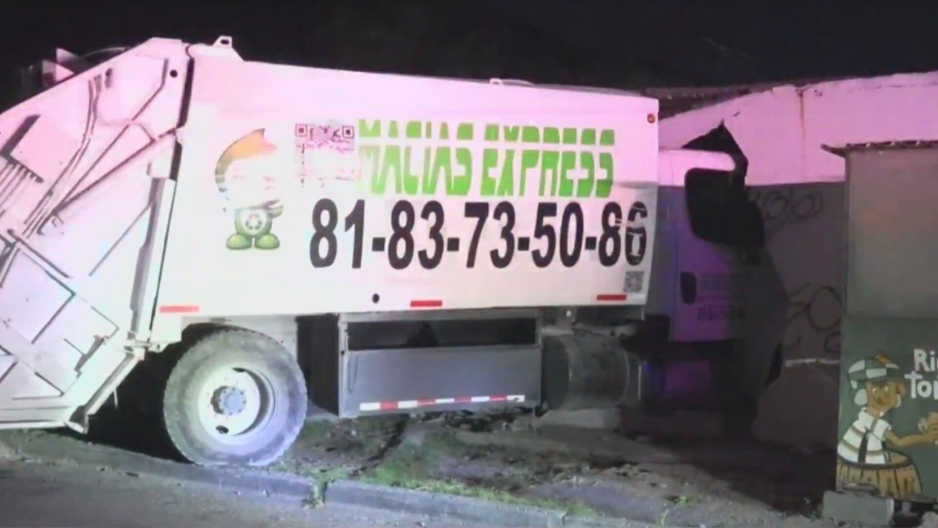 Camión de Basura se Estrella contra Casa en Colonia Croc en Monterrey