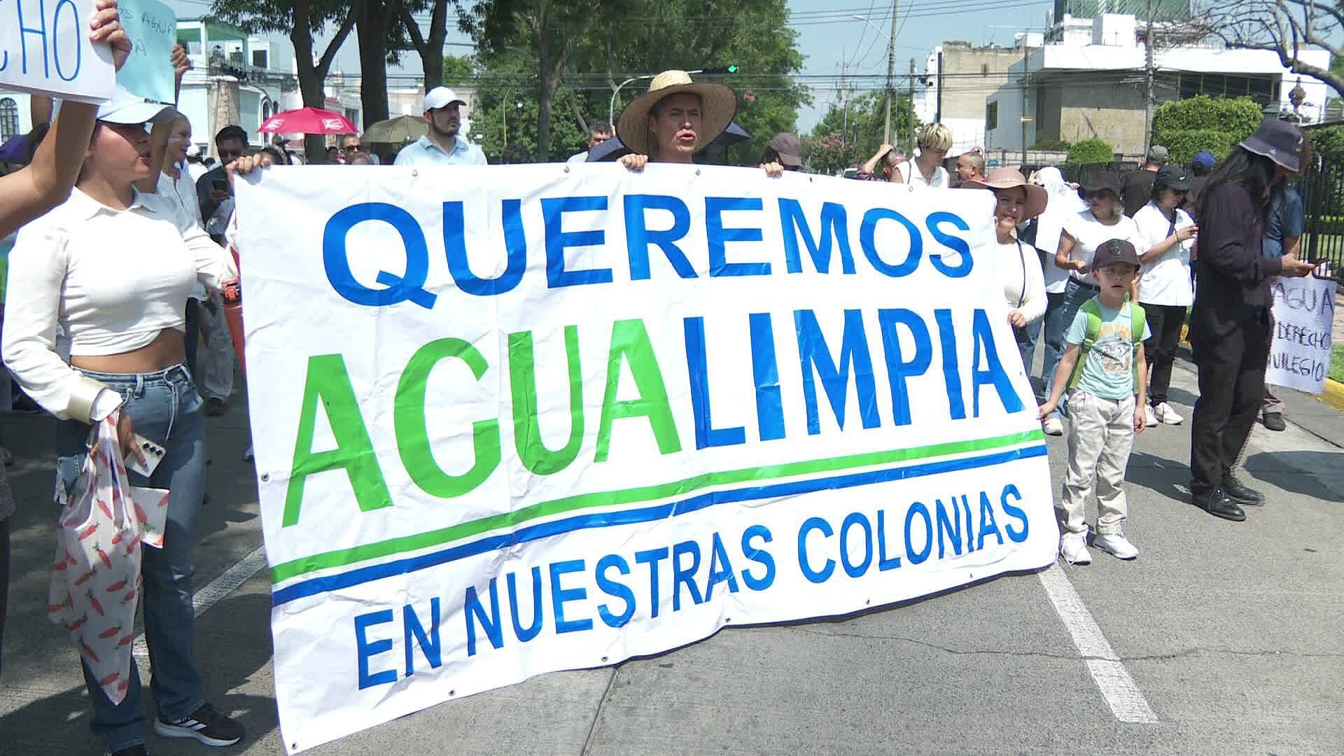 Vecinos Se Manifiestan en Casa Jalisco para Exigir Agua Limpia