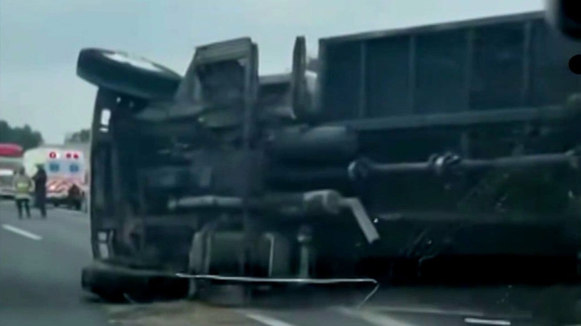 Vuelca Tráiler en Autopista México-Pirámides Cerca de Caseta de Ecatepec