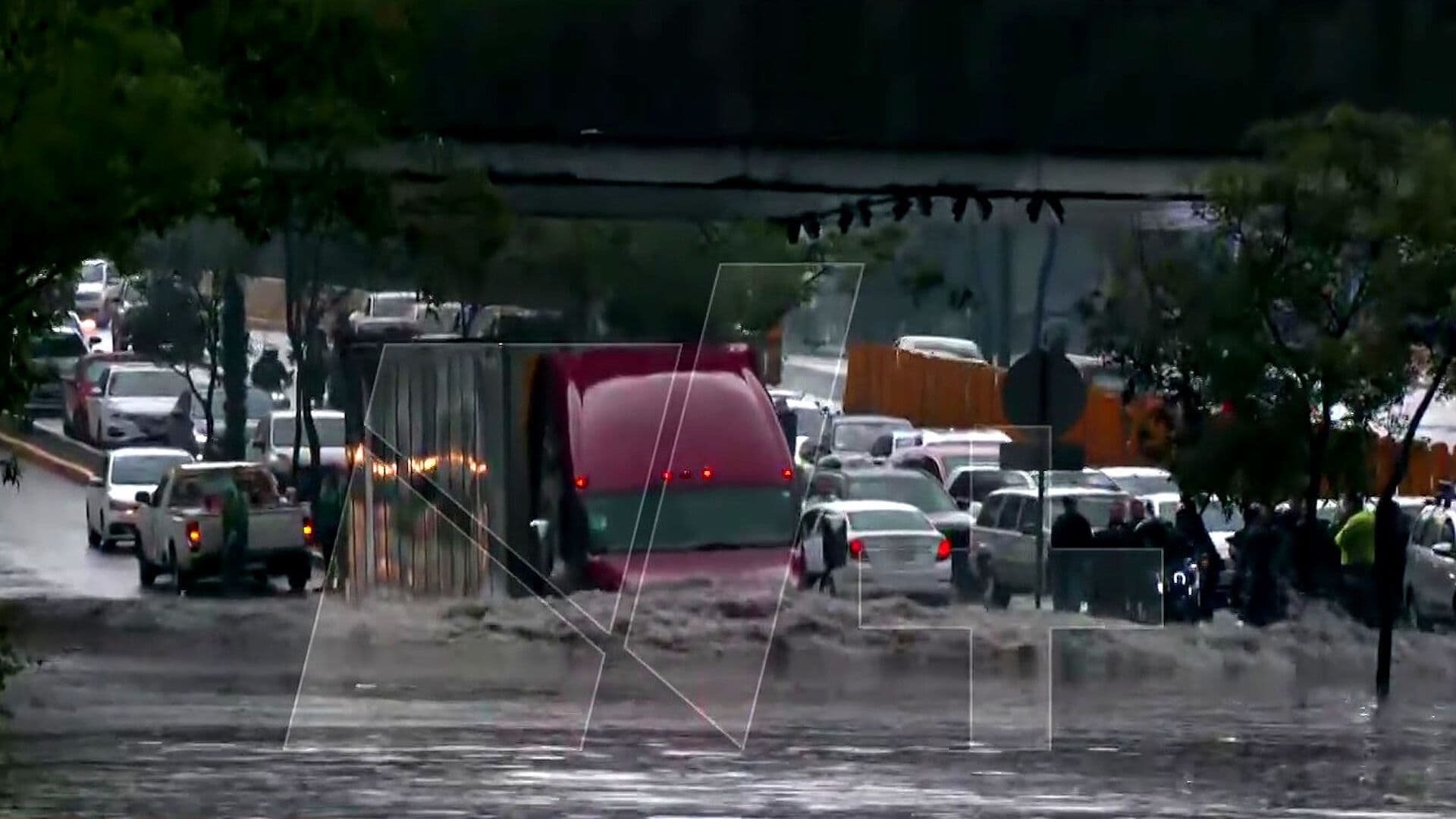 Fuertes Lluvias Colapsan Vialidades y Metro en CDMX con Inundaciones y Granizada