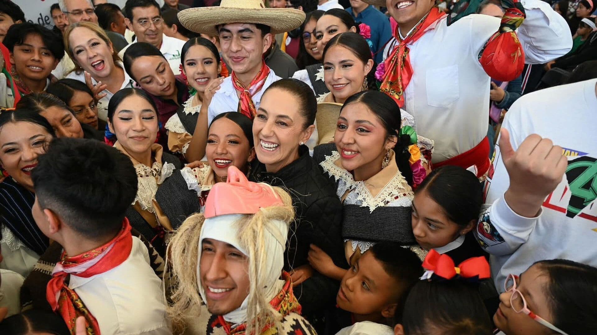 Sheinbaum Entrega Viviendas y Becas en Michoacán; Destaca Aumento al Salario Mínimo