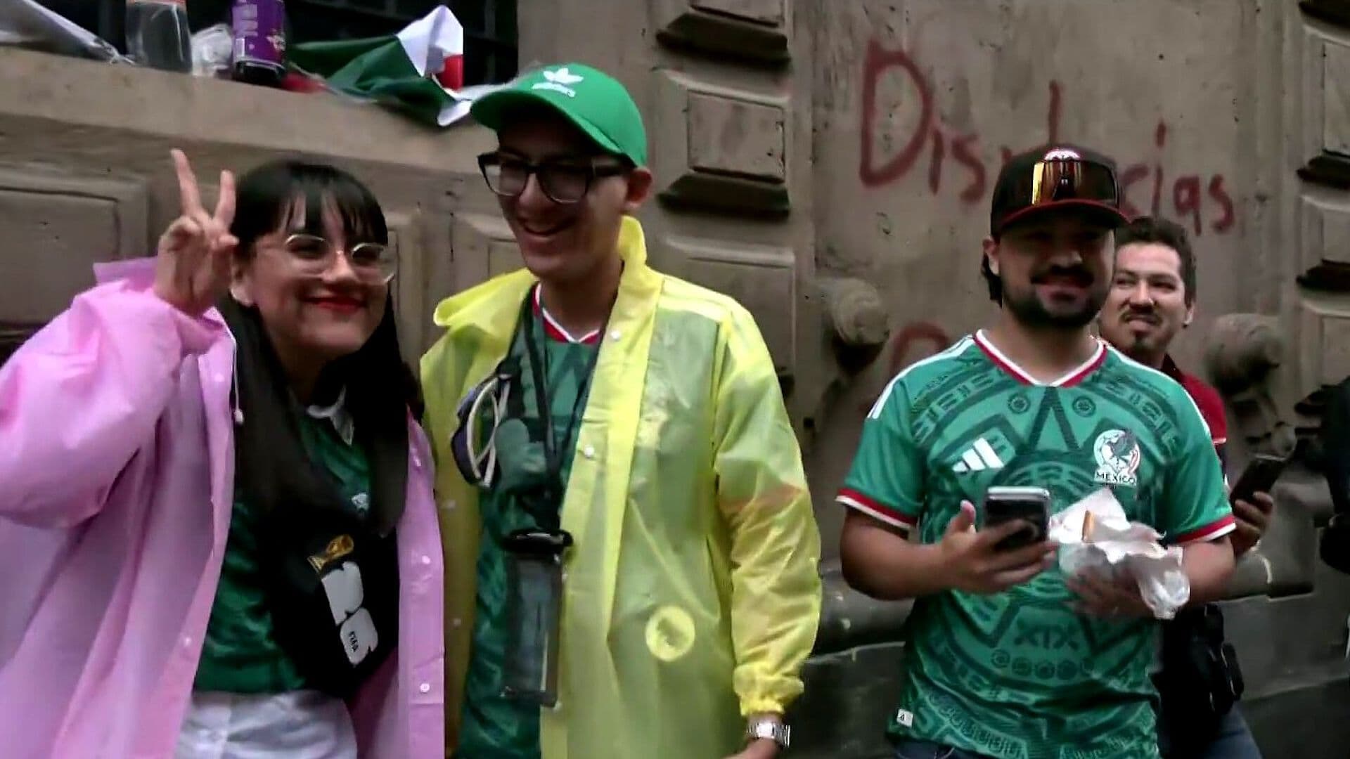 Aficionados Esperan Desde la Madrugada la Apertura del FIFA Fan Festival en el Zócalo