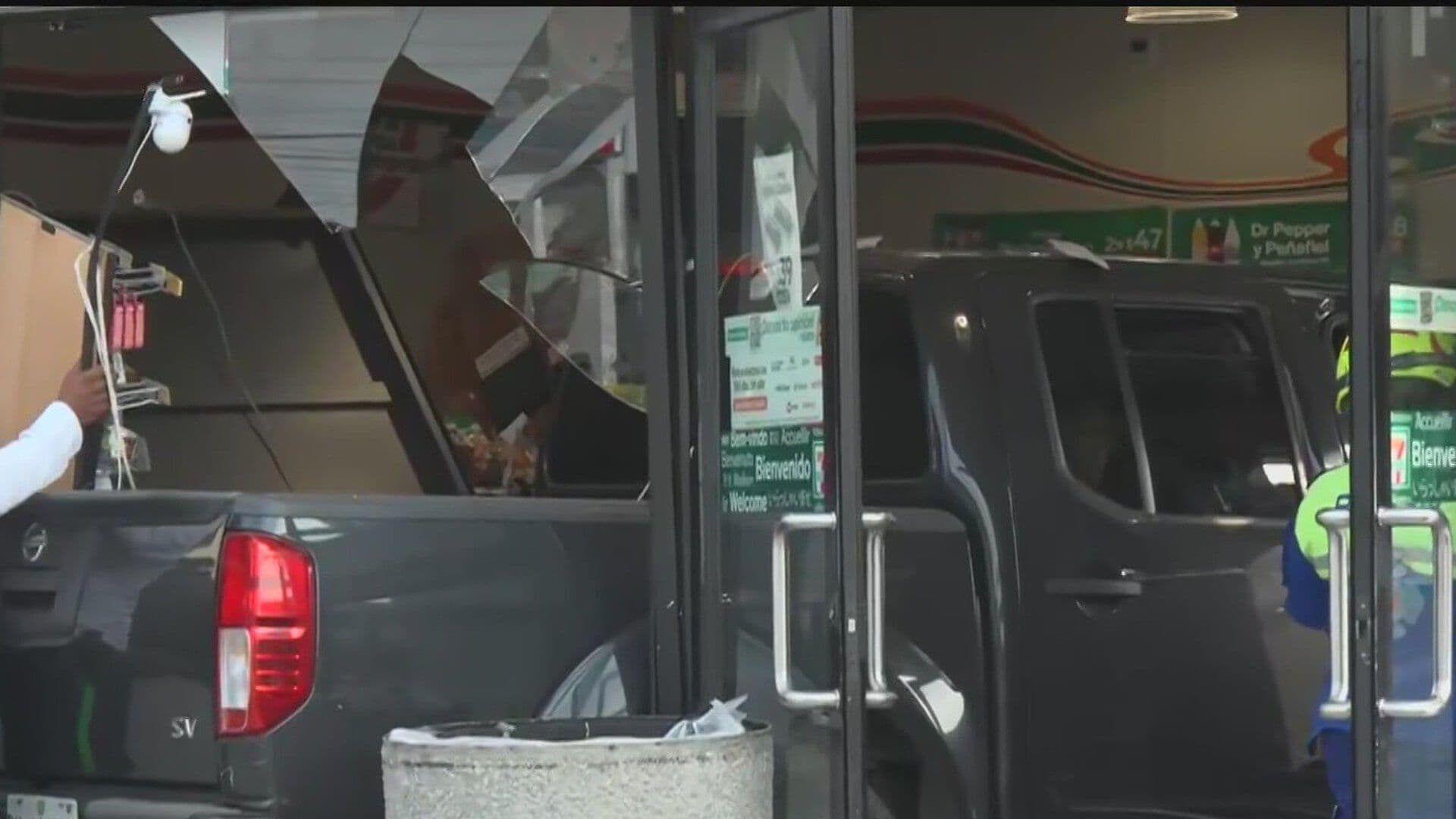 Se Estrella Conductor Contra Tienda de Conveniencia en Col. Héroes de México en San Nicolas