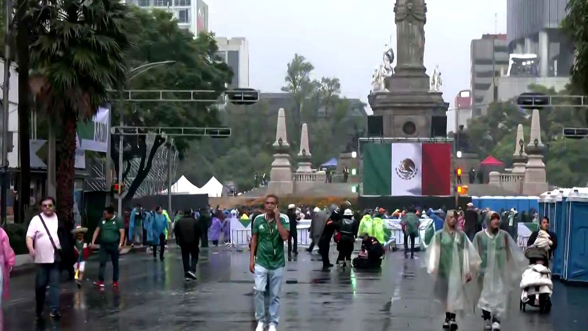 Lluvia en Reforma No Frenó a Aficionados que Esperan el México vs Inglaterra
