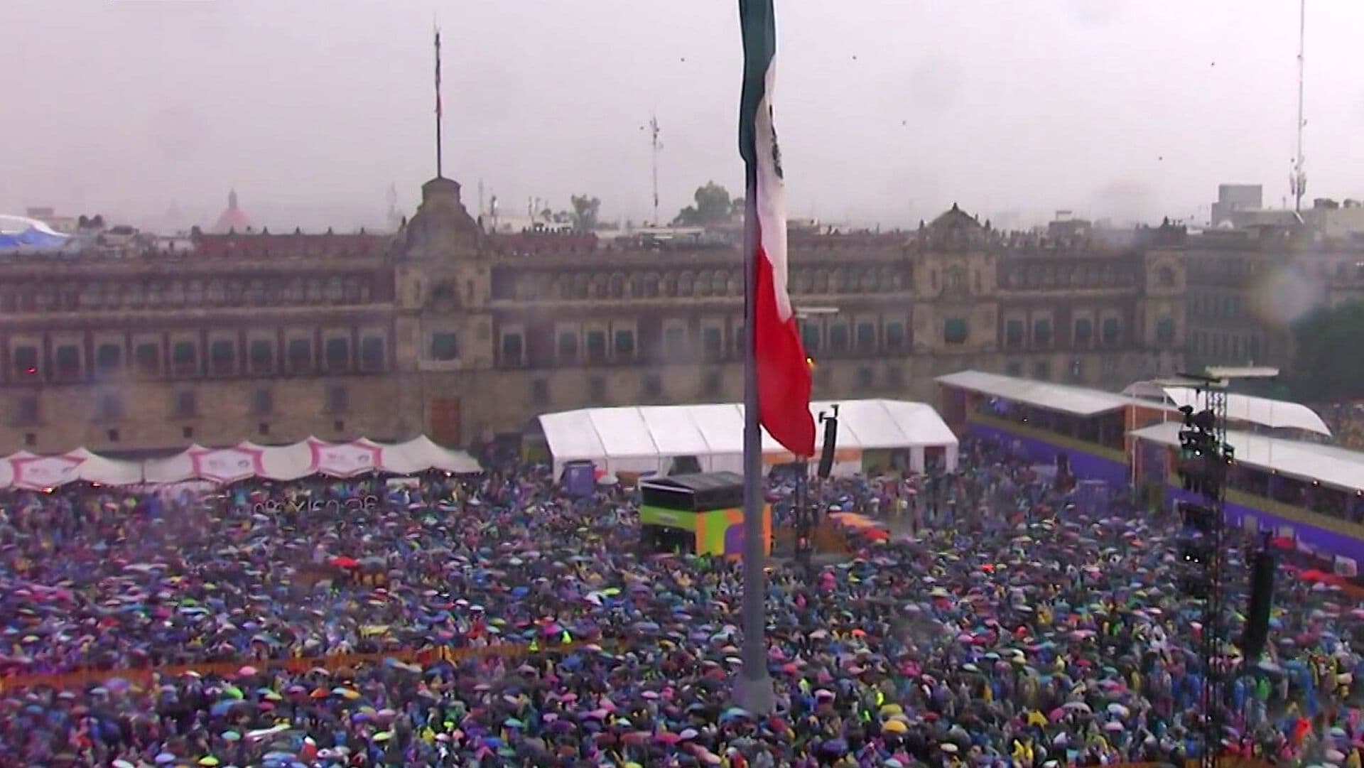 Cierran el Zócalo por Aforo Máximo; Lluvia No Detiene la Fiesta por México vs Inglaterra