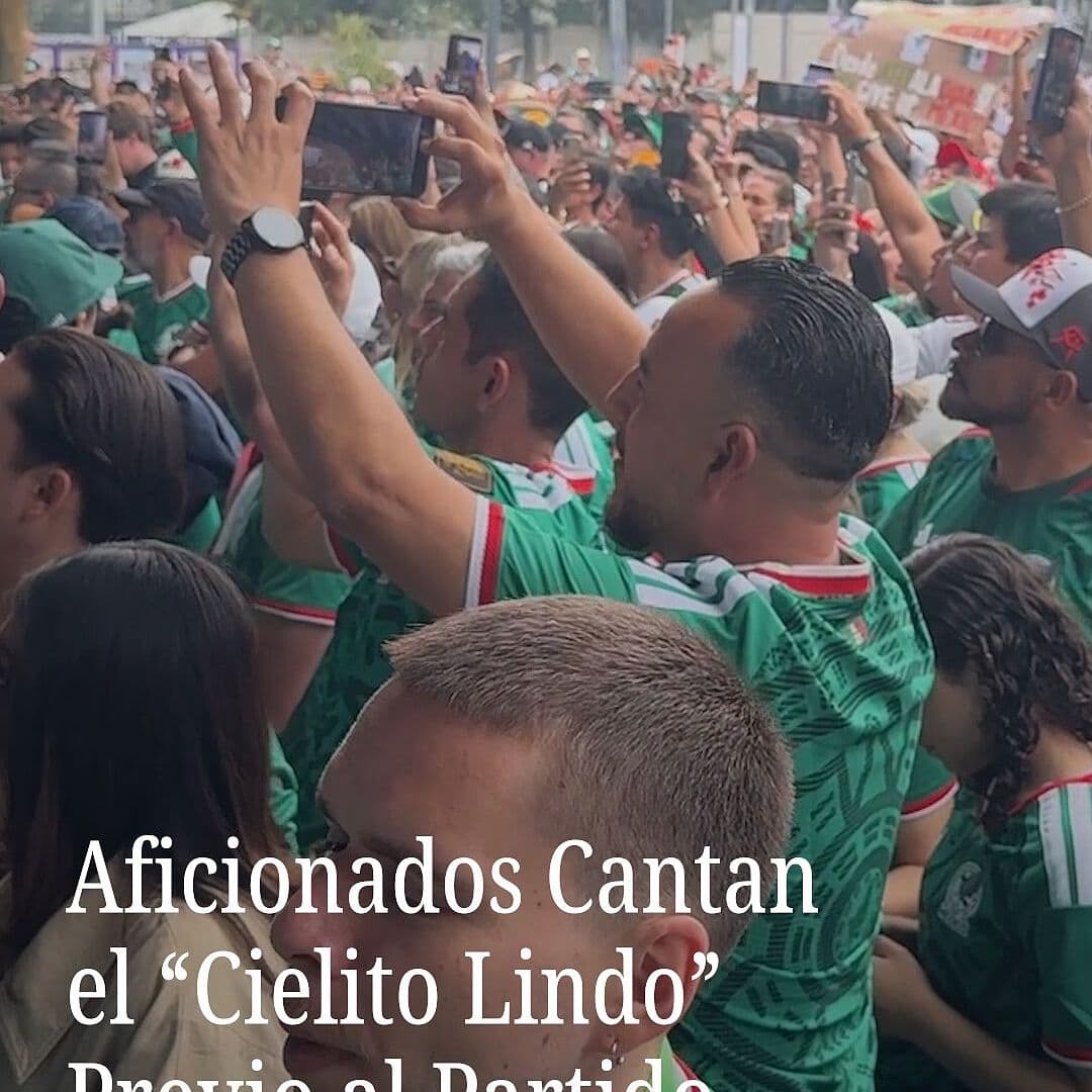 Aficionados Cantan el Cielito Lindo Previo a Partido