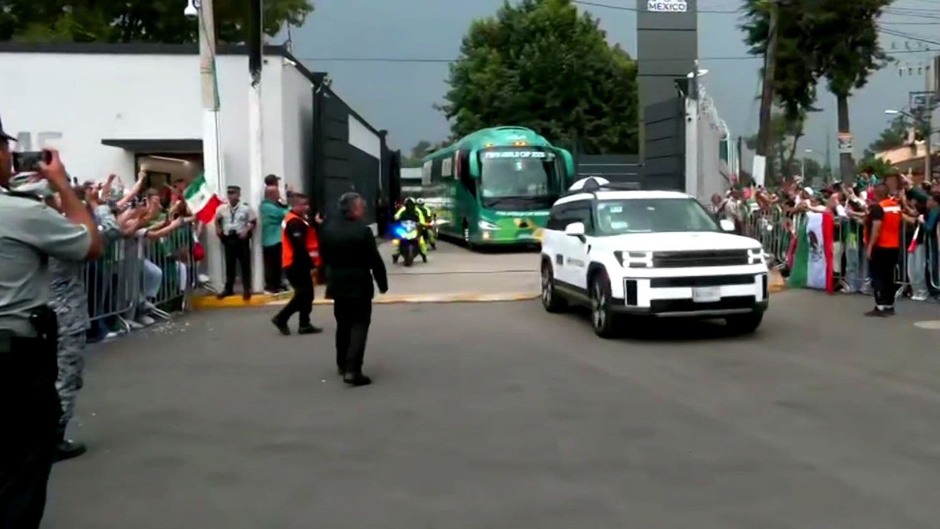 Selección Mexicana Parte Rumbo al Estadio Ciudad de México para Enfrentar a Inglaterra