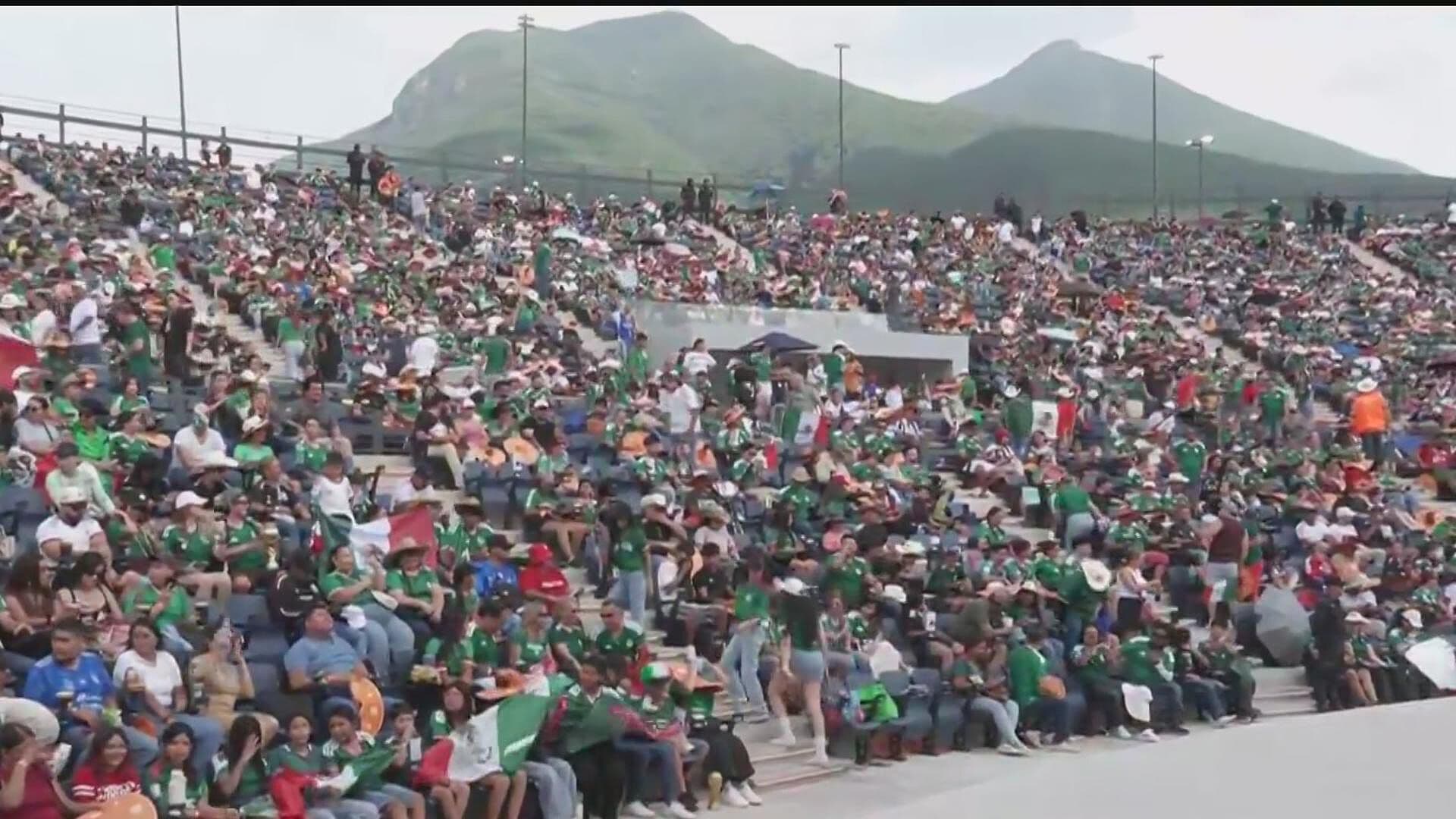 No Detiene el Calor a Los Regios para Disfrutar del Fútbol en Parque del Agua en Guadalupe