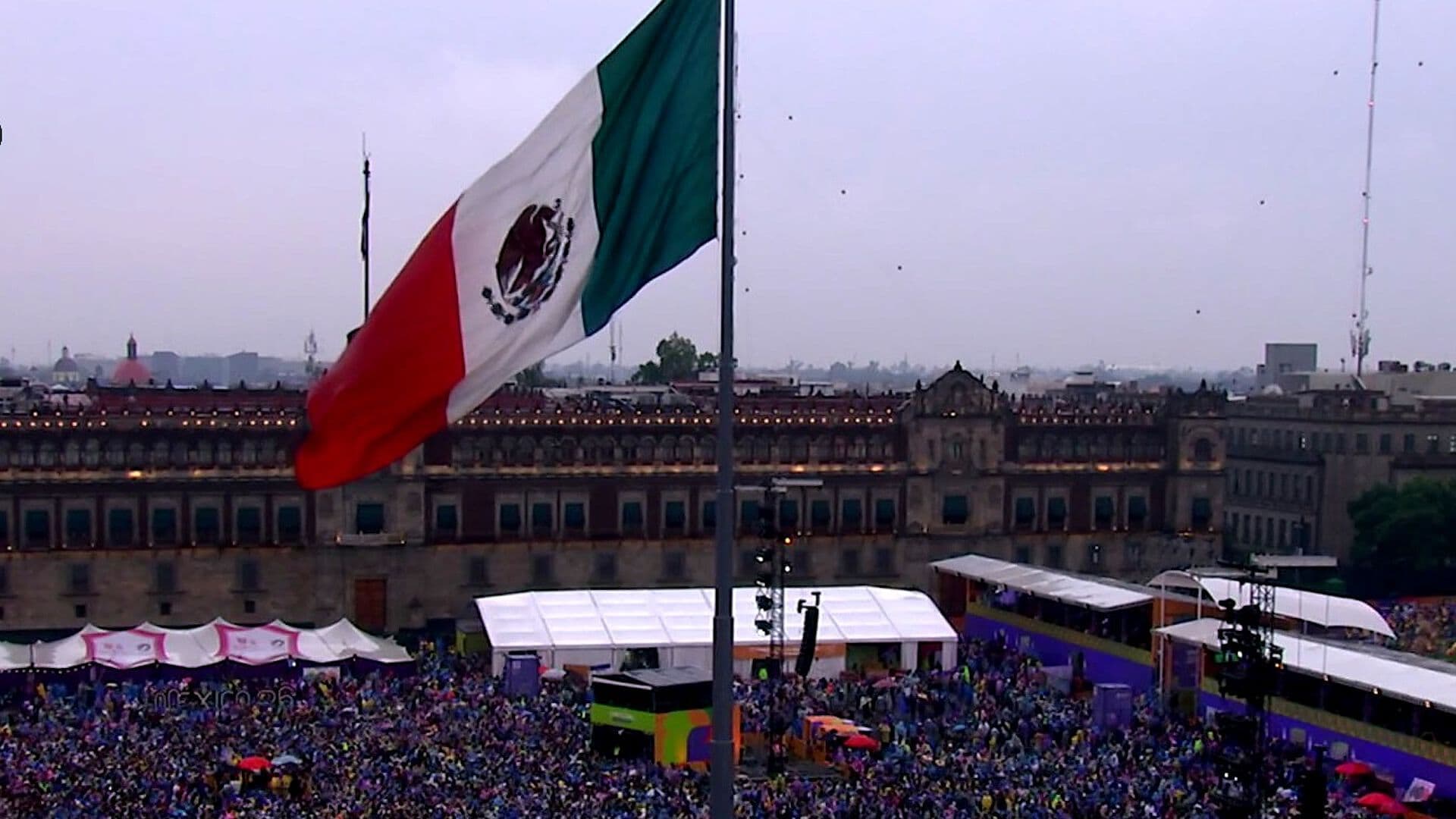 Lluvia Da Tregua a Aficionados Reunidos en el FIFA Fan Festival del Zócalo