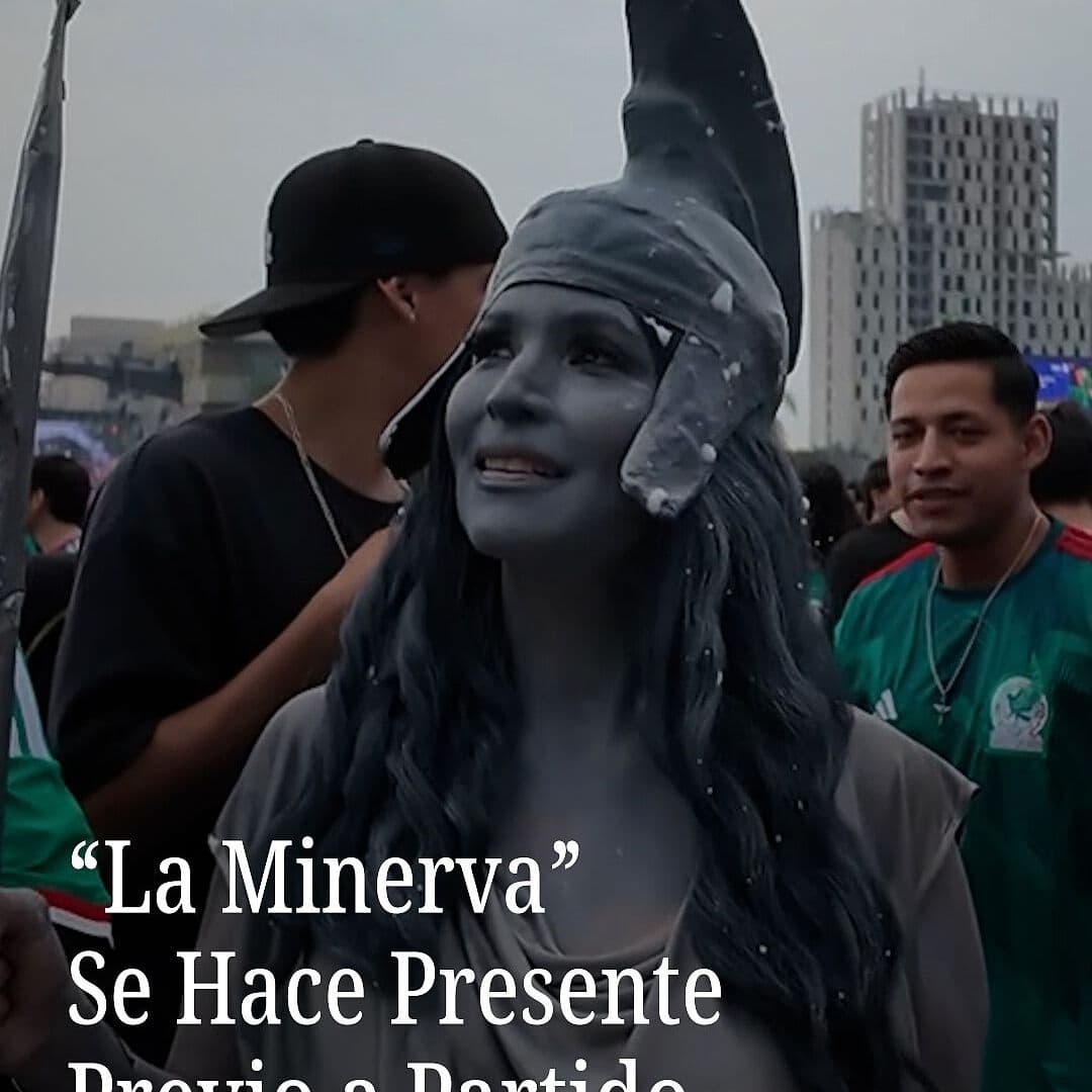 Una Aficionada se Disfrazó de La Minerva en Guadalajara