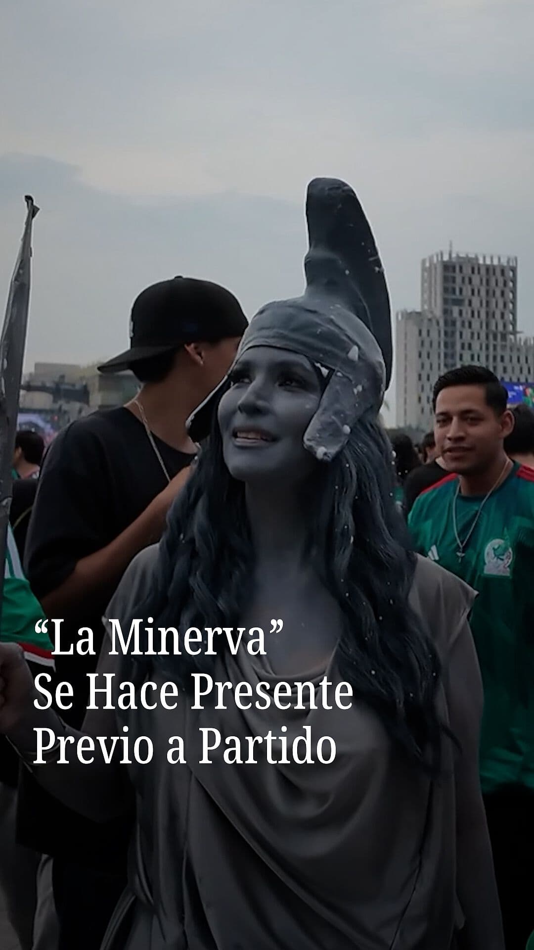 Una Aficionada se Disfrazó de La Minerva en Guadalajara