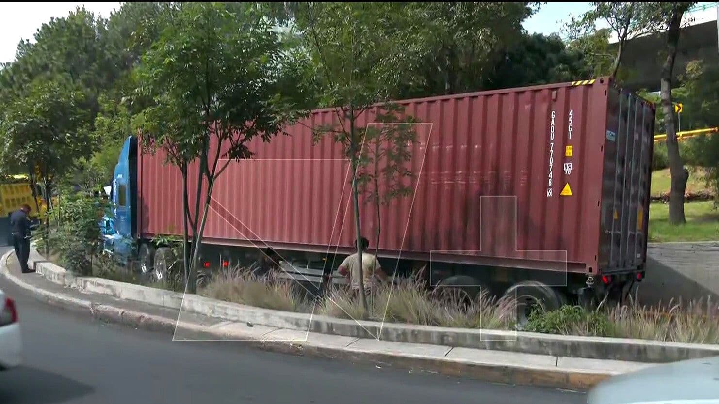 Tráiler Derriba Poste y Queda Atorado en Camellón de Camino a Santa Teresa, CDMX; Hay Caos Vial