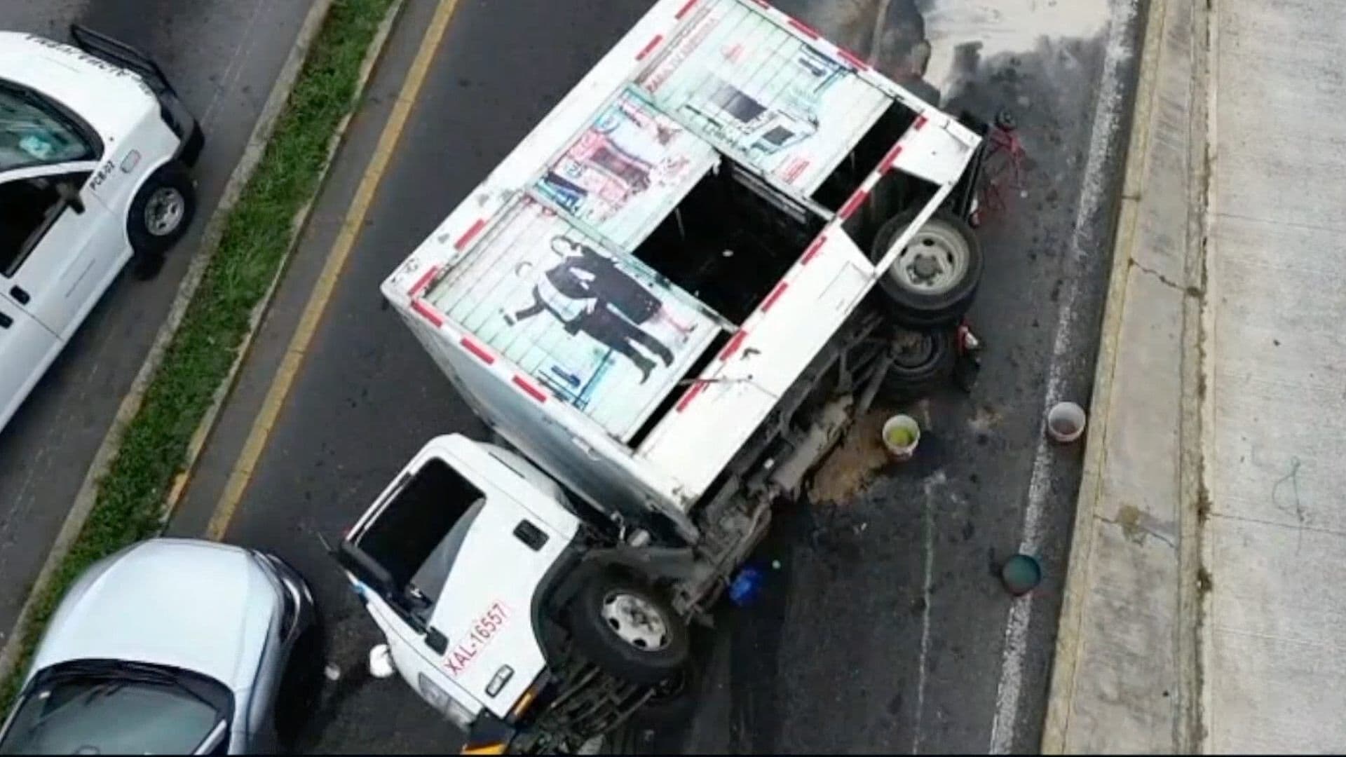 Camión de Carga Vuelca en el Bulevar Xalapa Banderilla Provoca Afectación Vial
