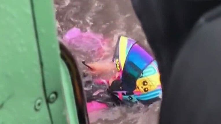 Captan Rescate de Motociclista Arrastrada por Inundación en CDMX