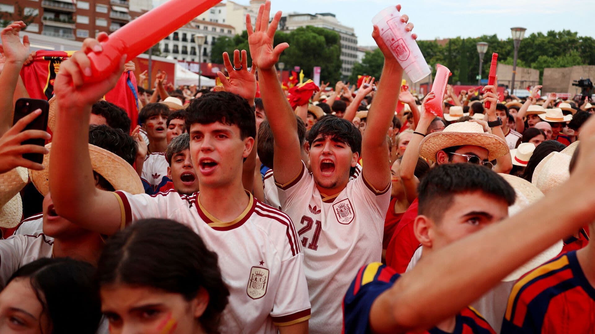 España vs Portugal: Aficionados Españoles marchan Rumbo al Estadio Sede en EUA
