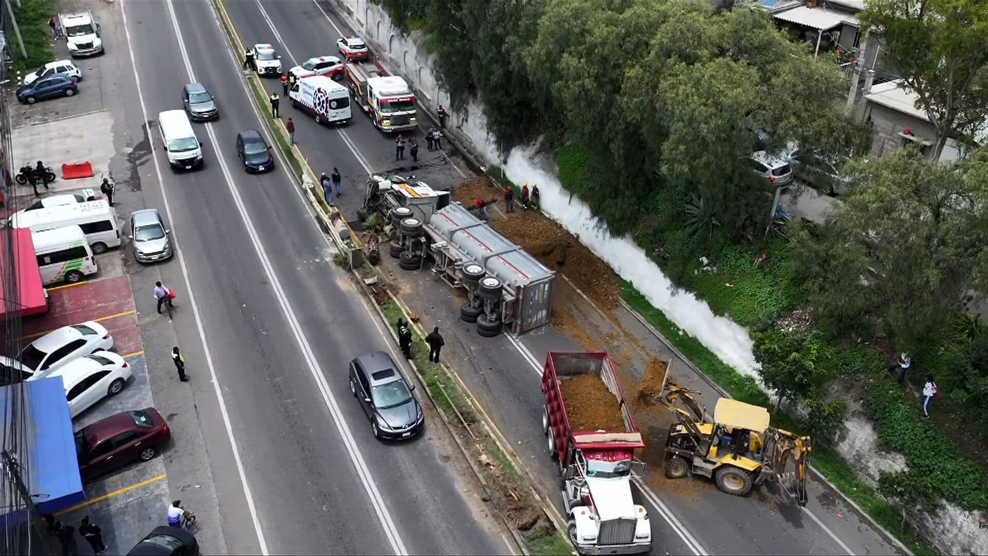 Así se Ve Desde el Aire la Volcadura de un Tráiler en la México-Pachuca Hoy 6 de Julio