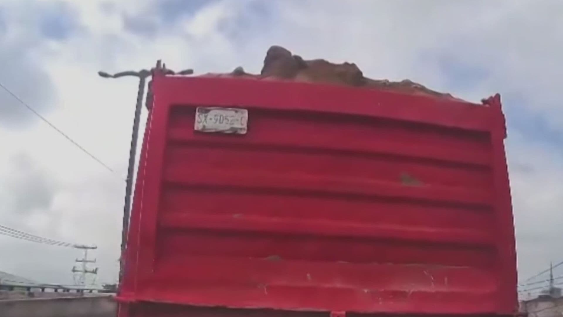 VIDEO: Camión Pierde los Frenos y se Va de Reversa sin Control en Querétaro