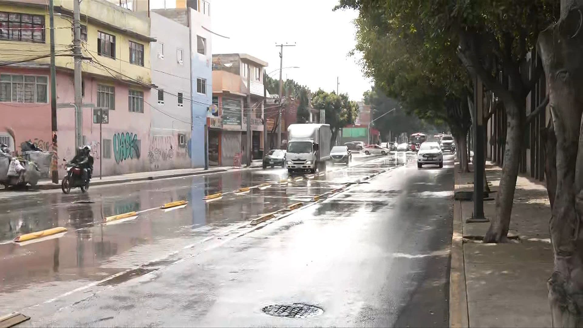 Vecinos de la Colonia Leyes de Reforma Reportan Fuga de Aguas Negras, Alcaldía Iztapalapa