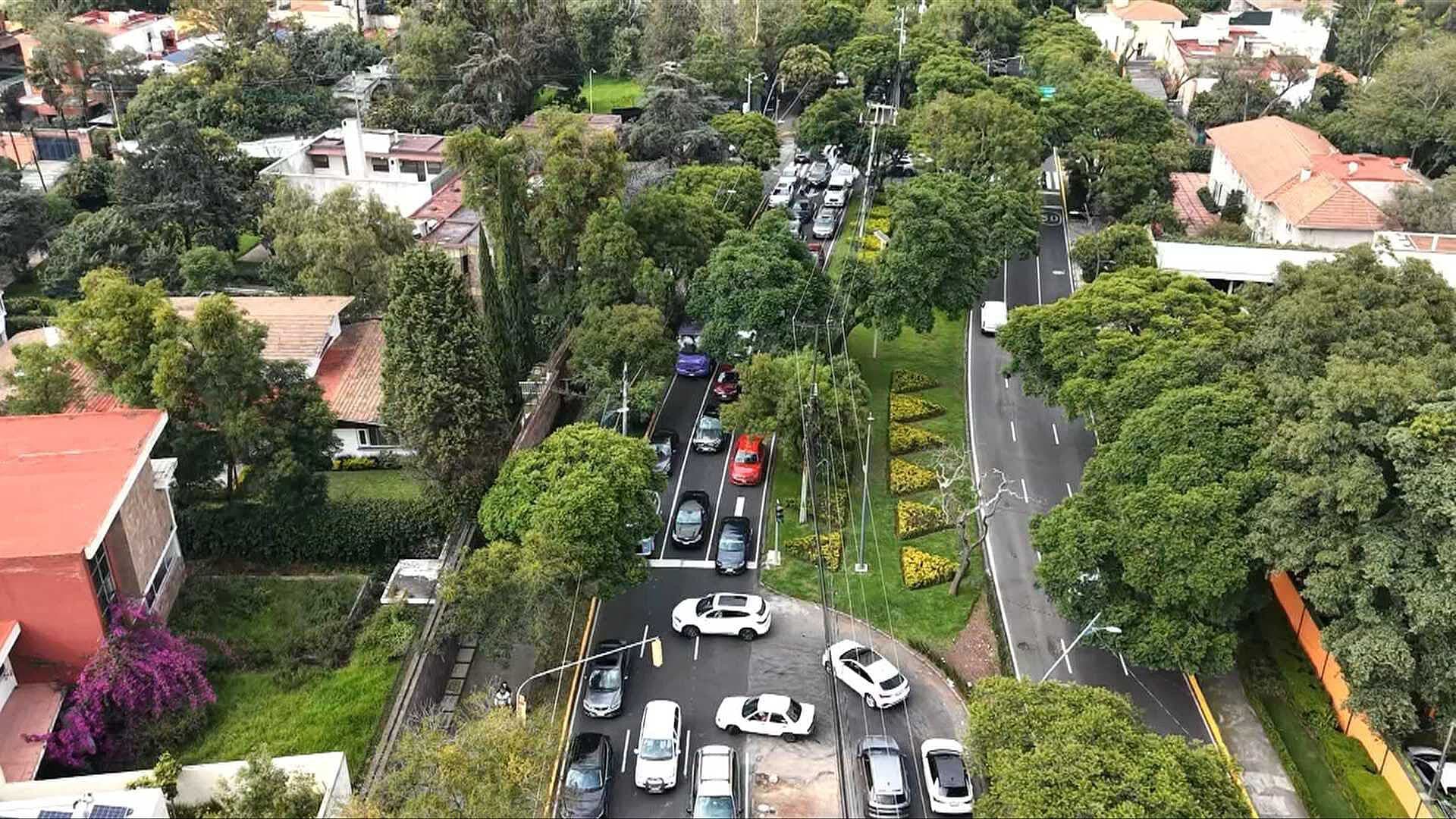 Camioneta Vuelca en Paseo de la Reforma en la Miguel Hidalgo, ¿Qué Pasó?