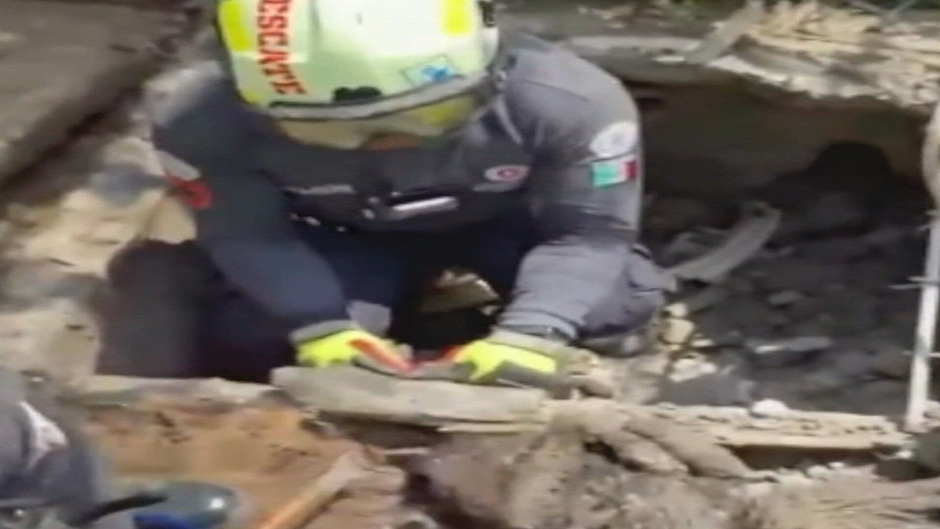 Elementos de Protección Civil de León Rescatan a Perrito Atrapado en un Registro