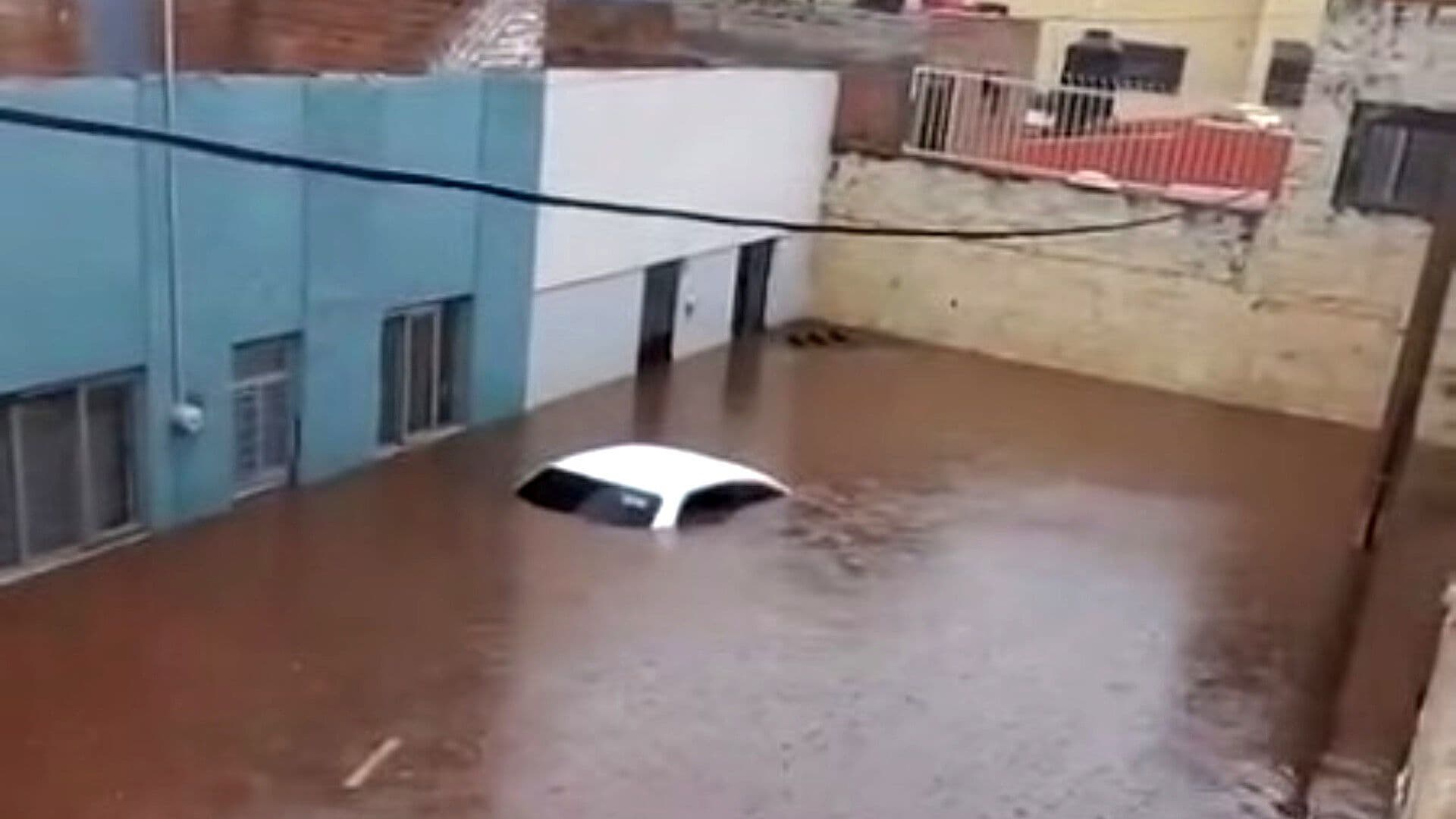 Fuertes Lluvias Inundan la Colonia Morelos en Tepatitlán; Autos Quedan Sumergidos