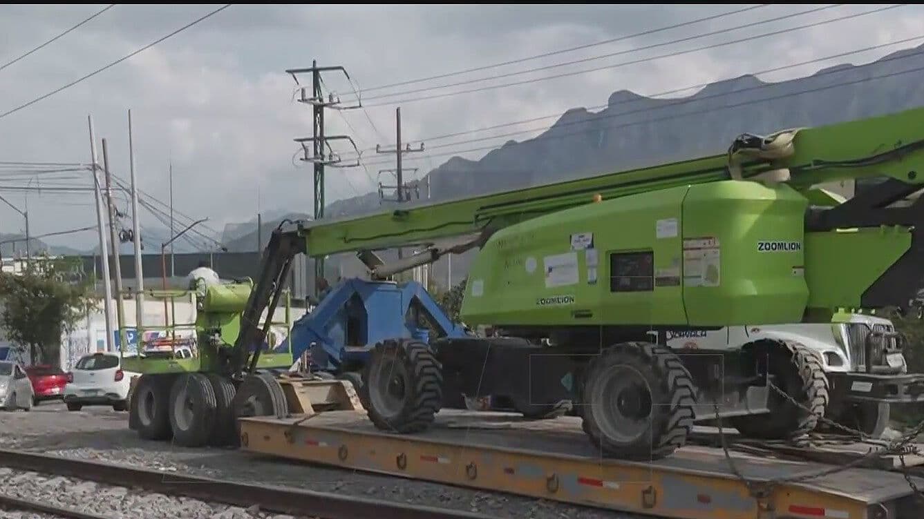 Intenta Trailero Ganarle al Tren en Santa Catarina