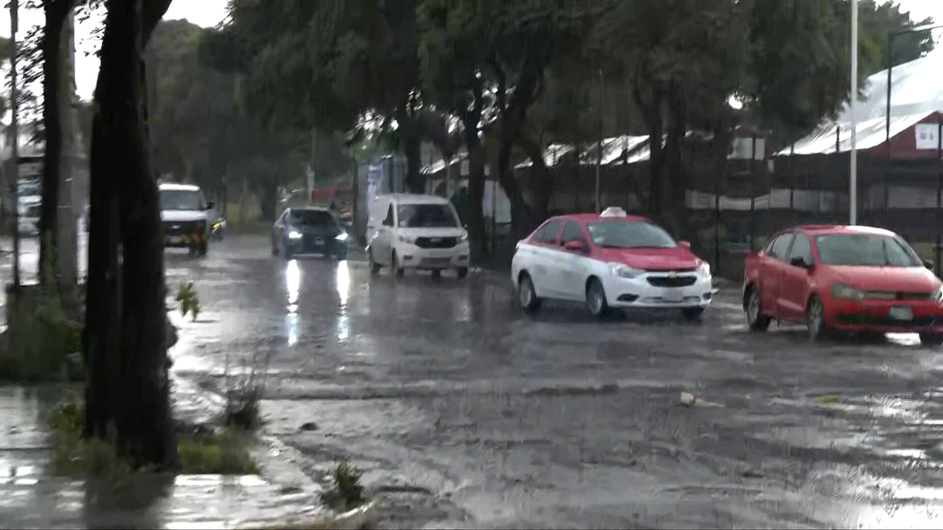 Fuerte Lluvia Azota la Colonia Central de Abasto en Iztapalapa, CDMX