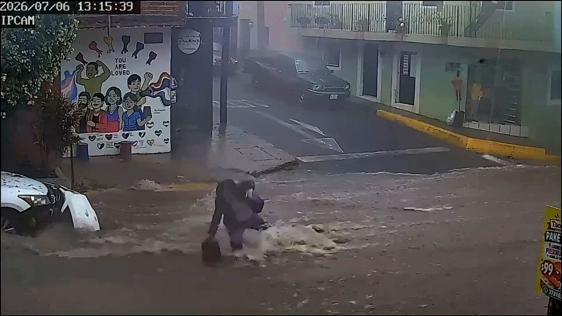 VIDEO | Lluvias en Jalisco: Mujer Es Arrastrada por la Corriente de Agua en Tecalitlán