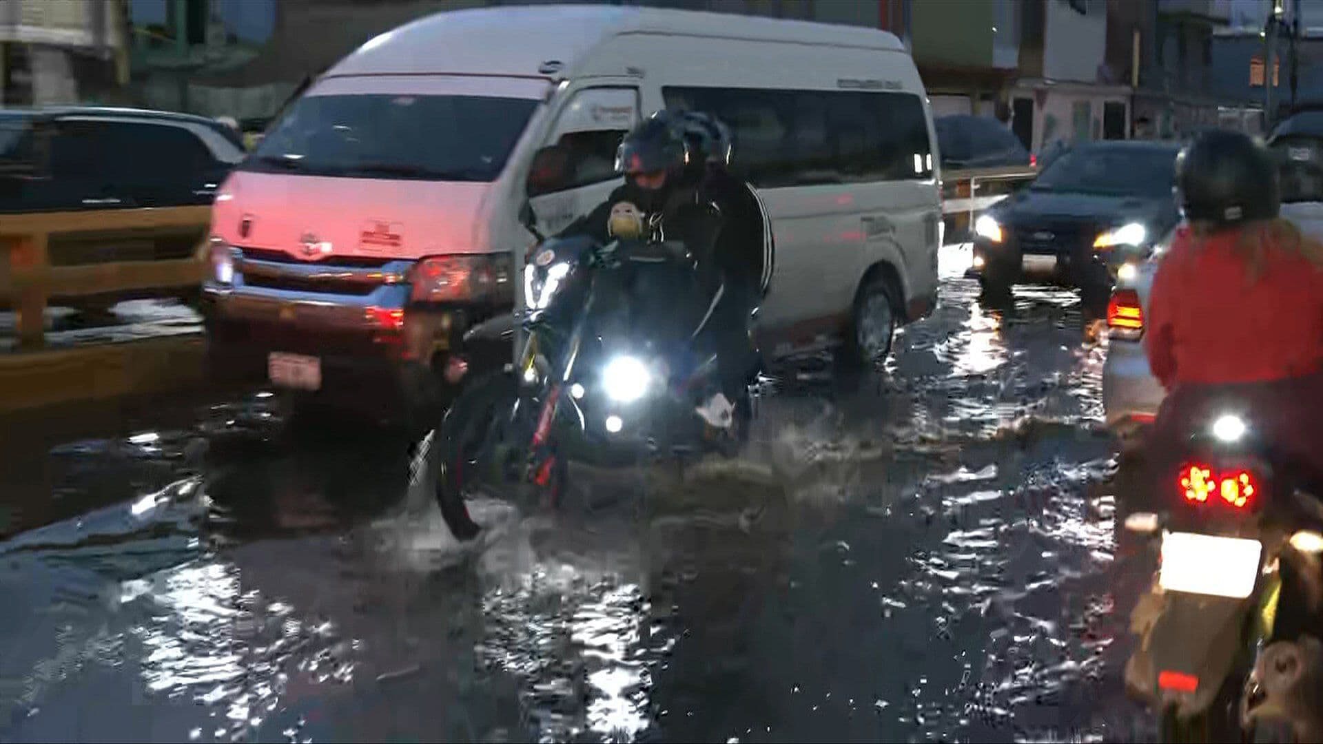 Lluvia Deja Encharcamientos en Avenida Telecomunicaciones, en Iztapalapa