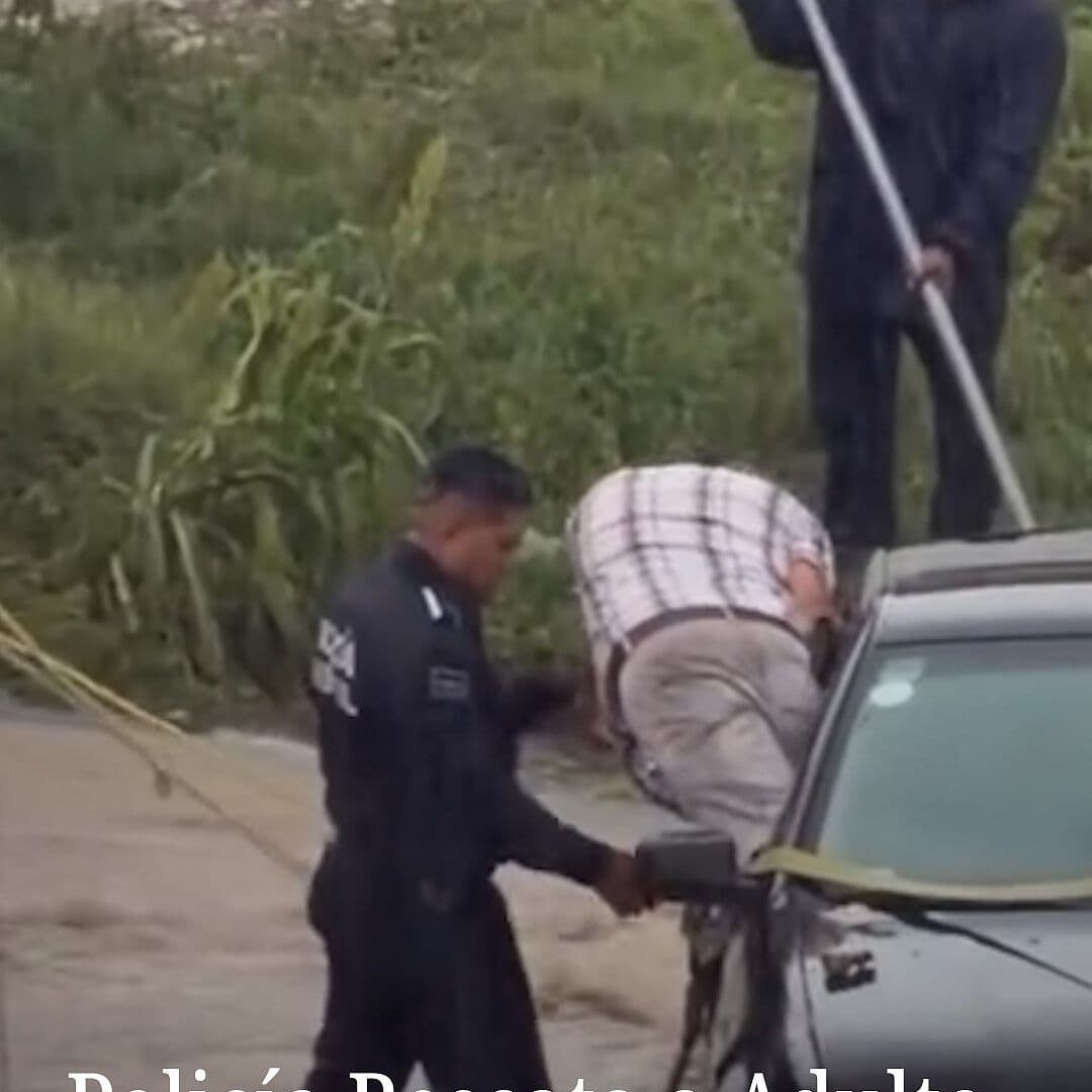 Policía Rescata a Adulto Mayor Atrapado en Inundación