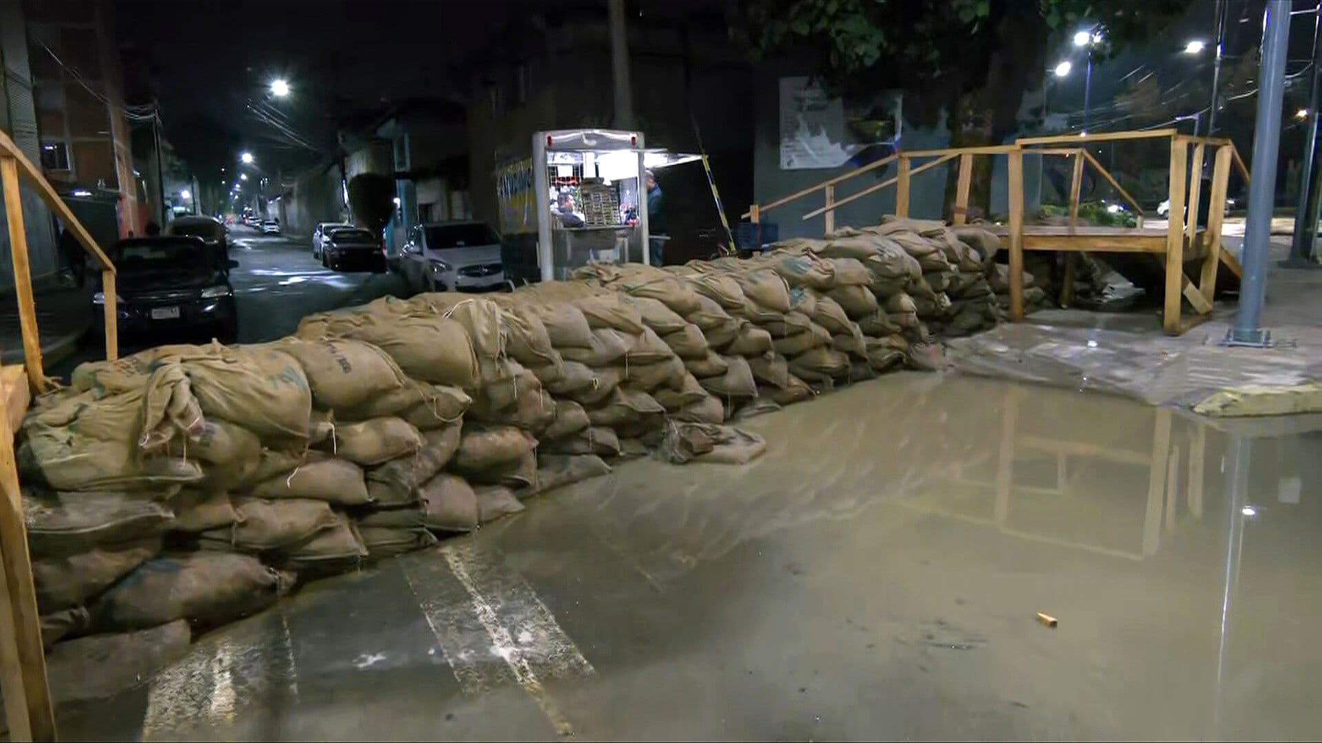VIDEO: Colocan Decenas de Costales para Evitar Inundaciones en Iztacalco, CDMX