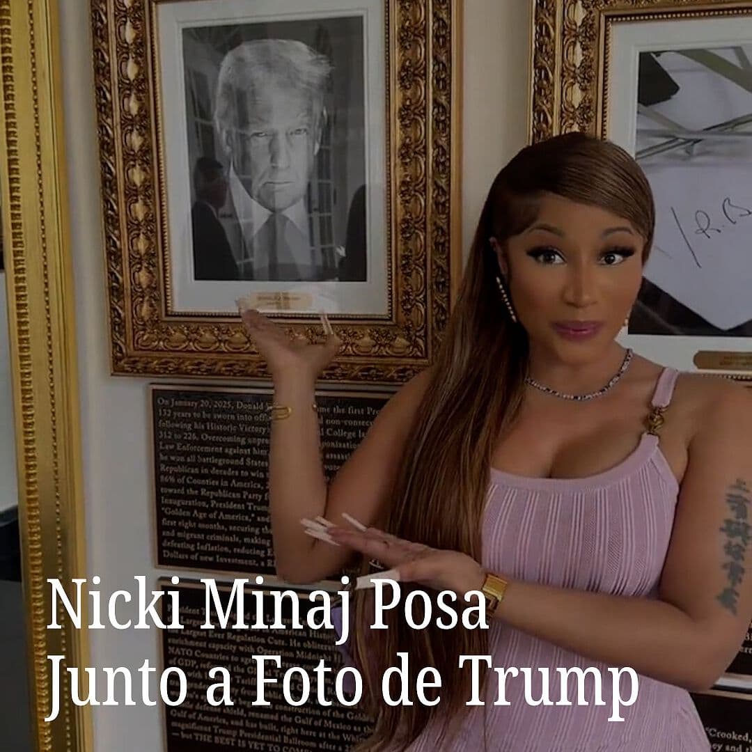 Nicki Minaj Posa Junto a Foto de Trump
