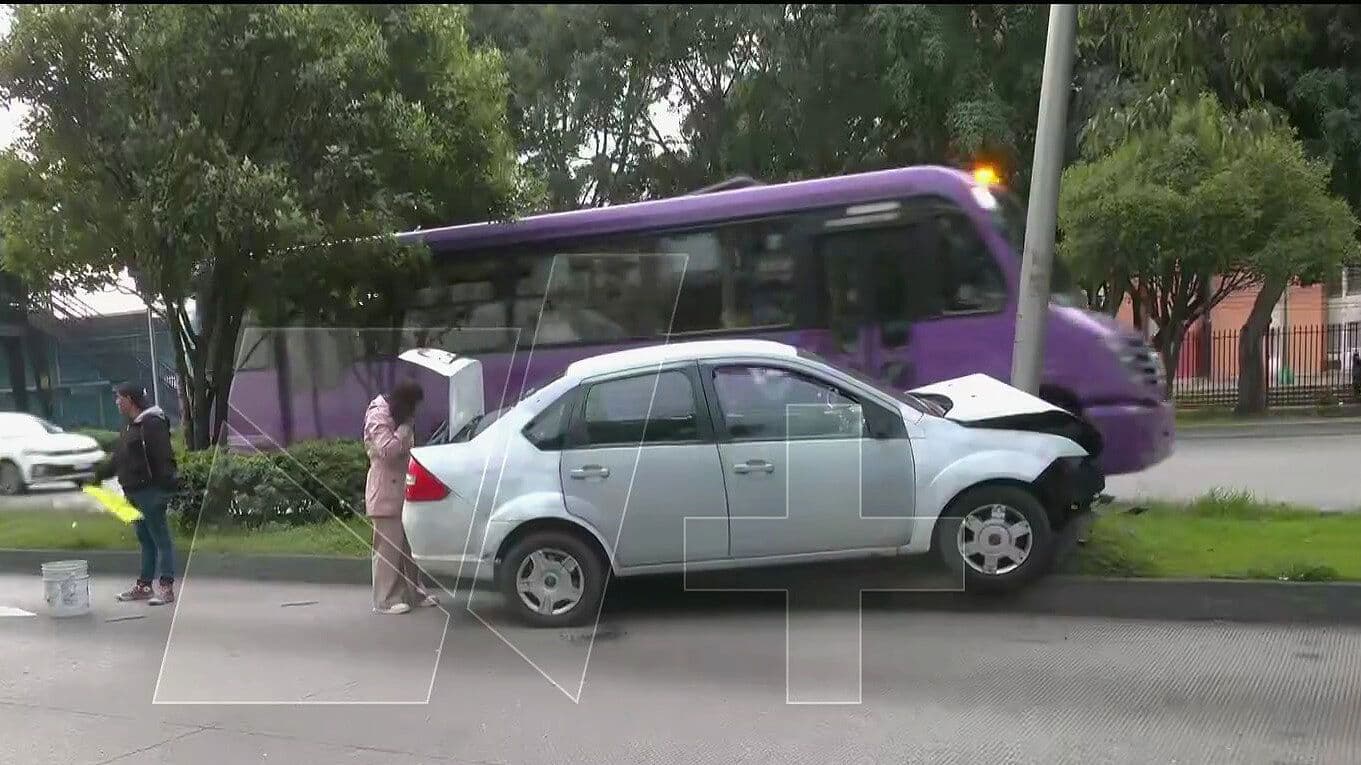 Auto se Impacta contra Poste en Calzada Vallejo; Esto Pasó en Tlalnepantla